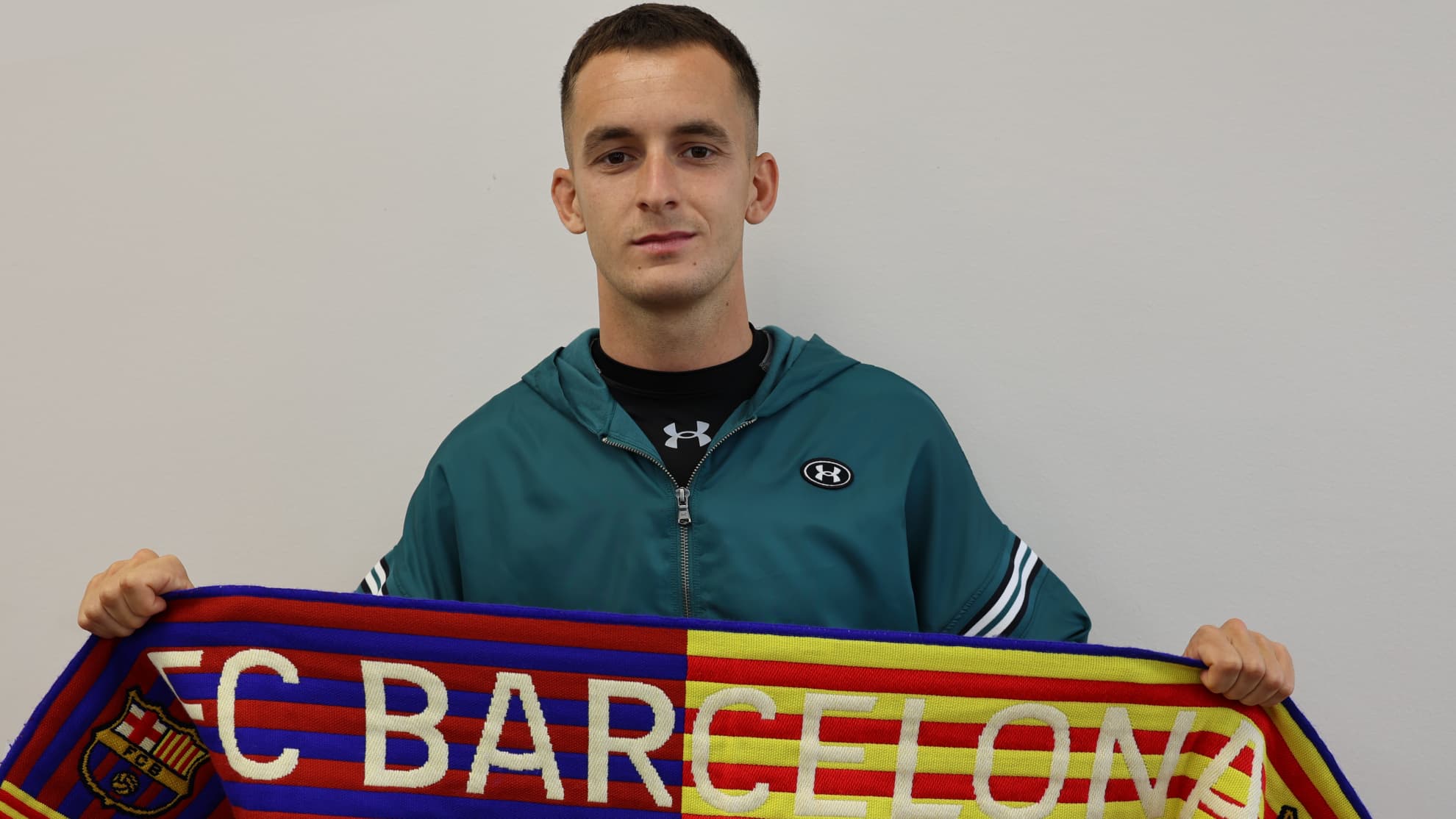Marc Casadó posa con una bufanda del Barcelona.