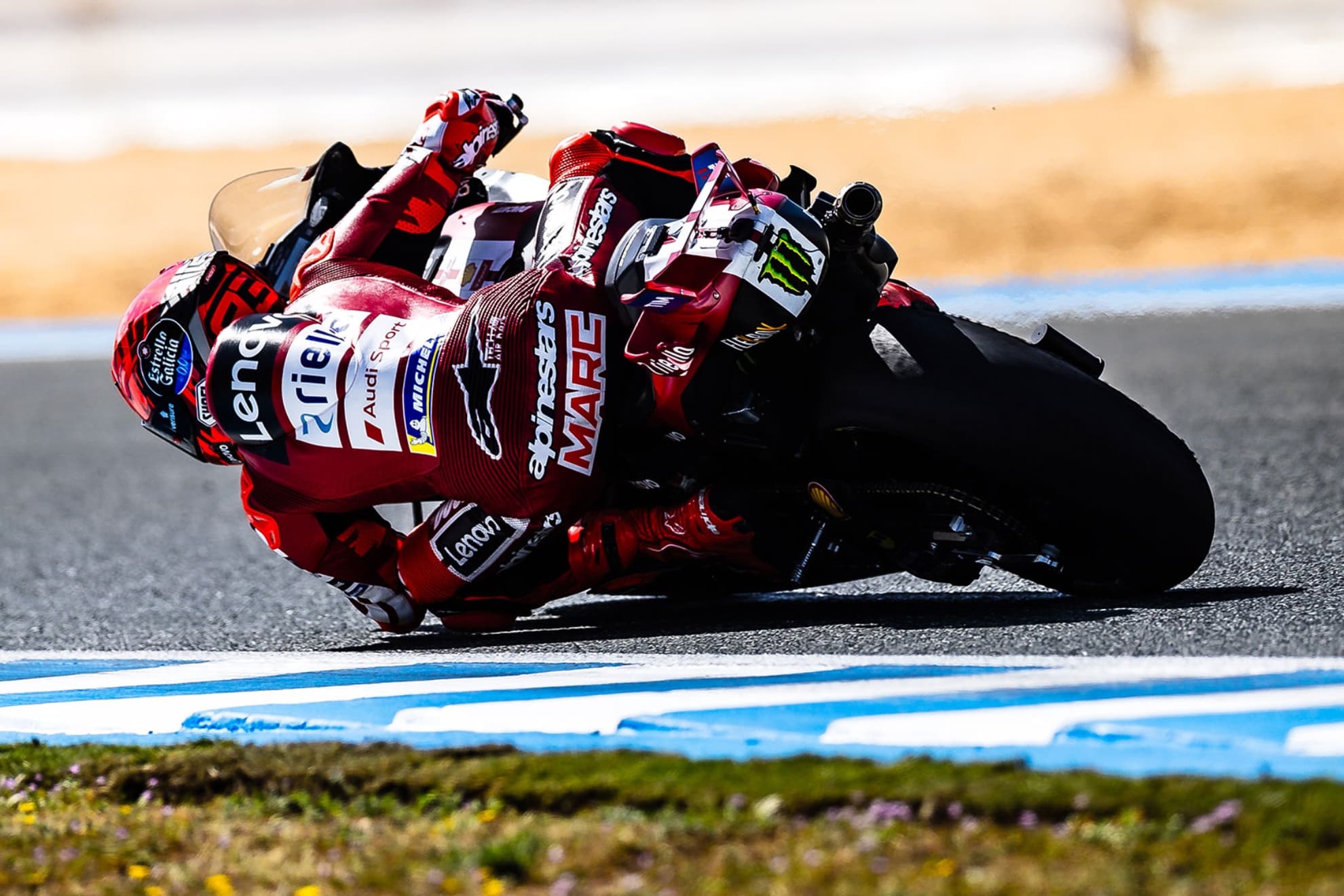 Márquez toma una curva en el test de Jerez.