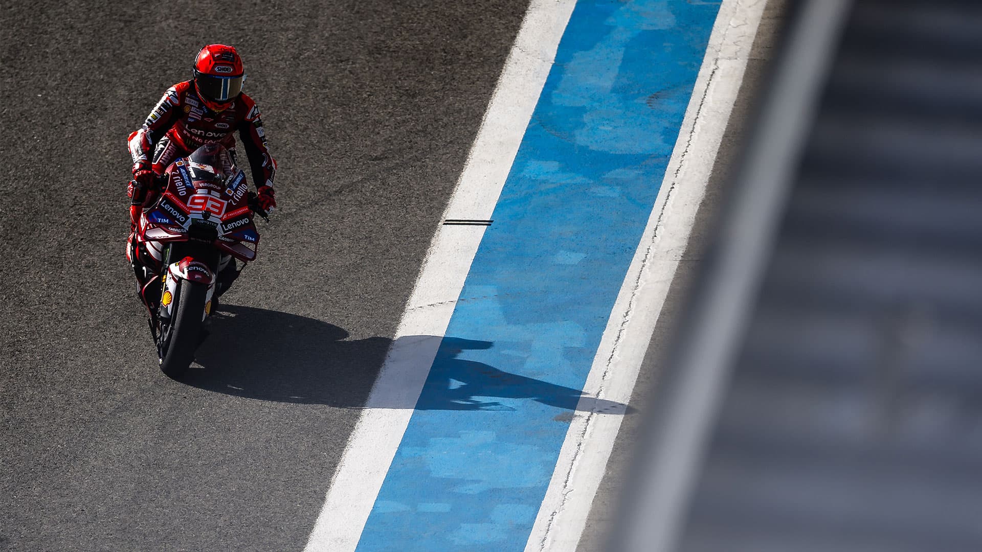 Márquez, en el carril de boxes durante el test.
