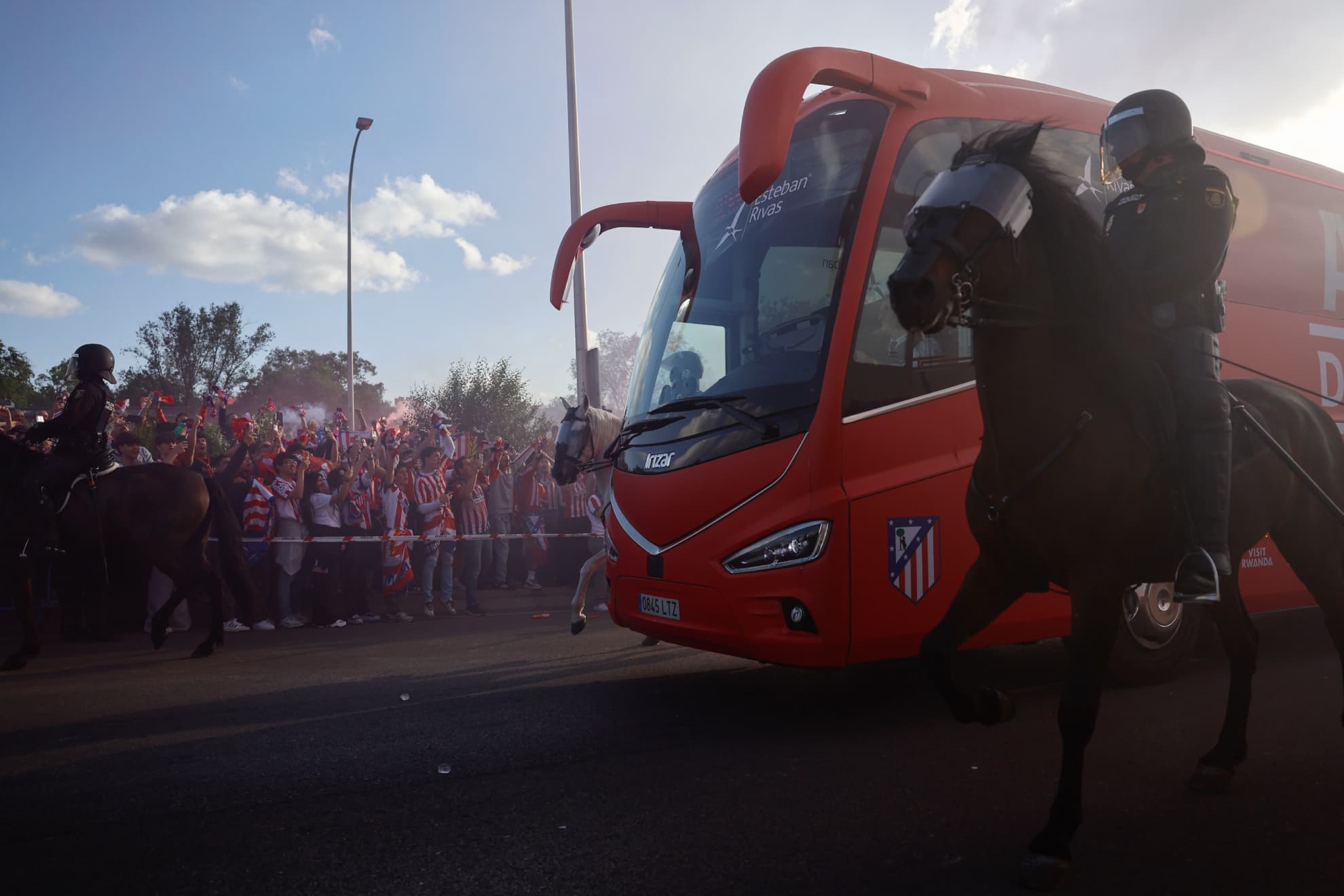 Llegada del autobús del Atlético al Metropolitano frente al Arsenal.