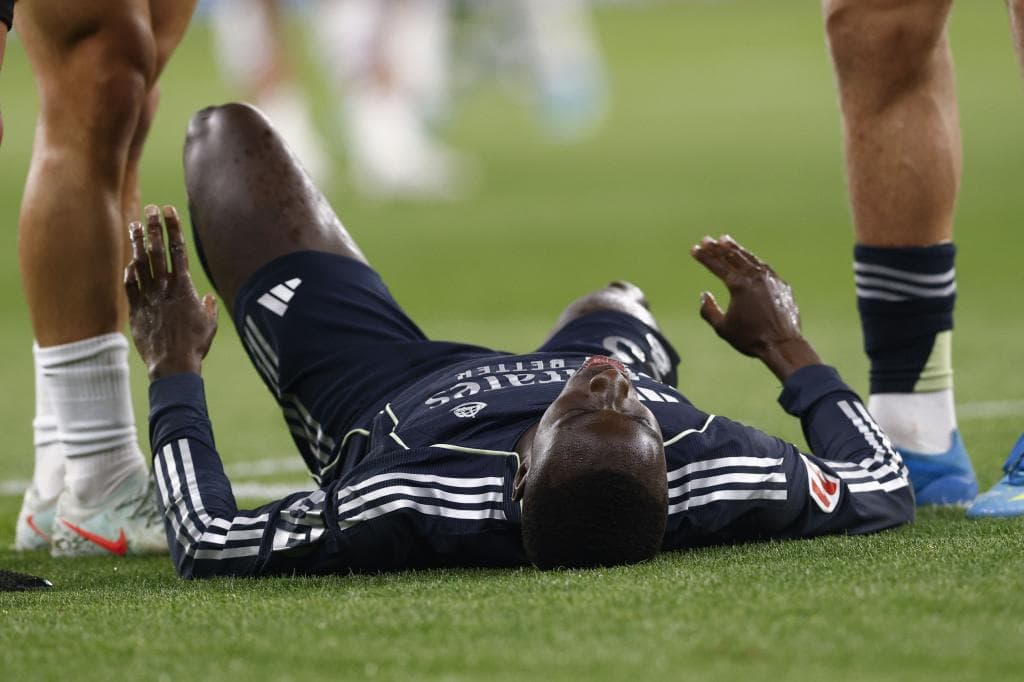 Mendy tras su lesión en el RCDE Stadium.