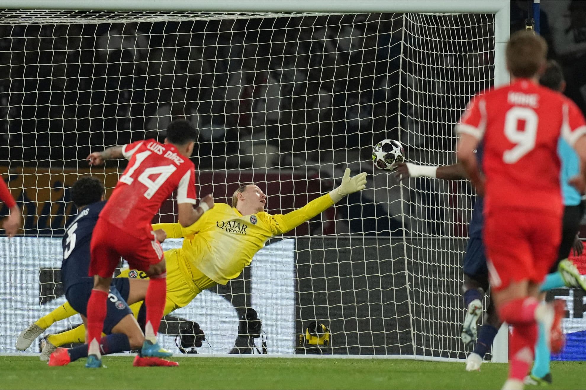 Luis Díaz marca ante Safonov