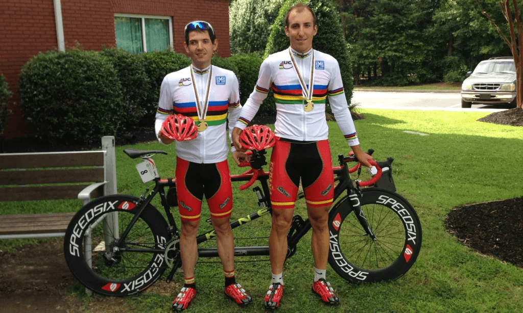 Noel y Carlos, con su primer maillot arcoíris.