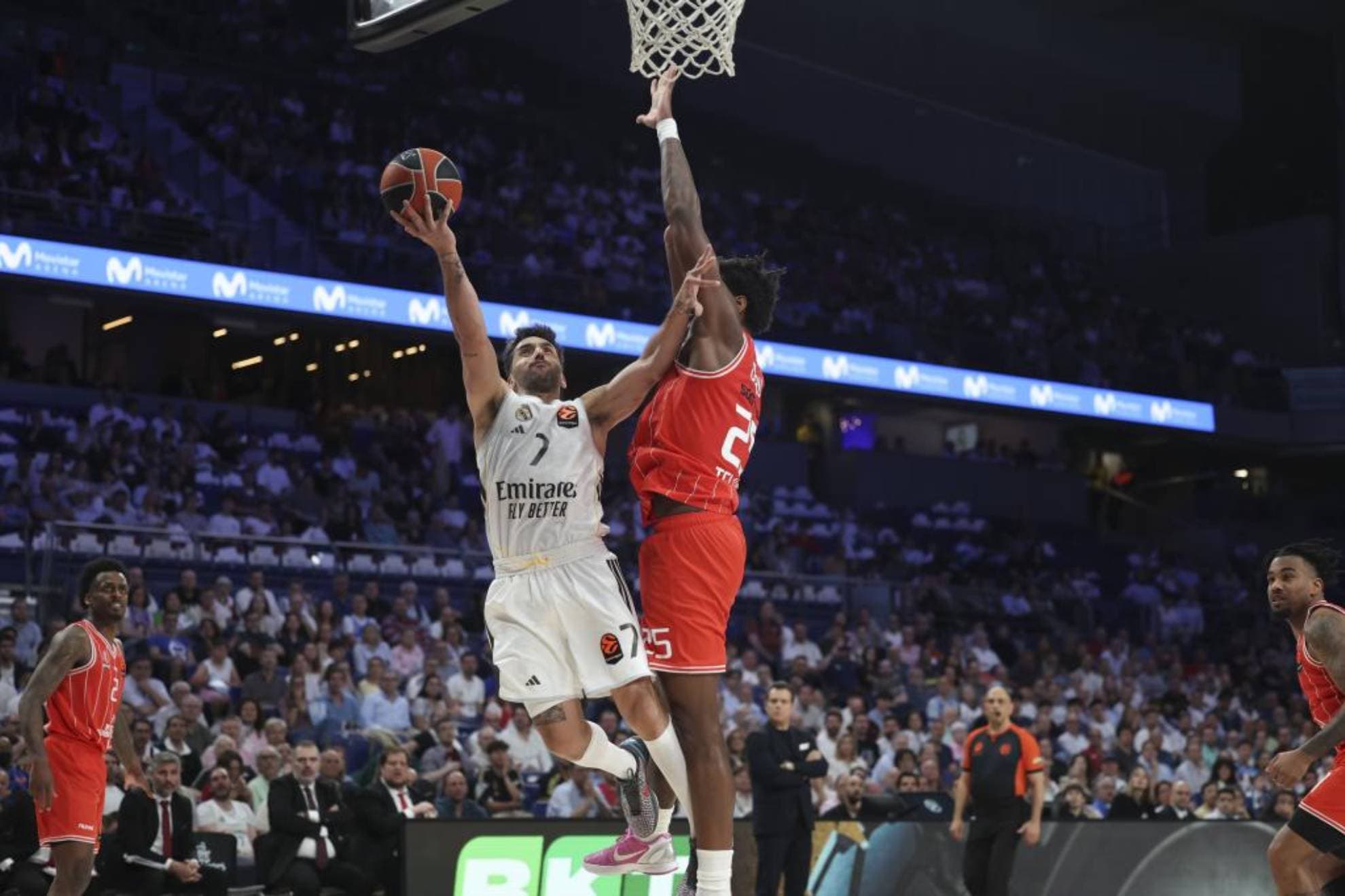 Facundo Campazzo penetra a canasta ante la defensa de Dan Oturu en la serie del playoff.