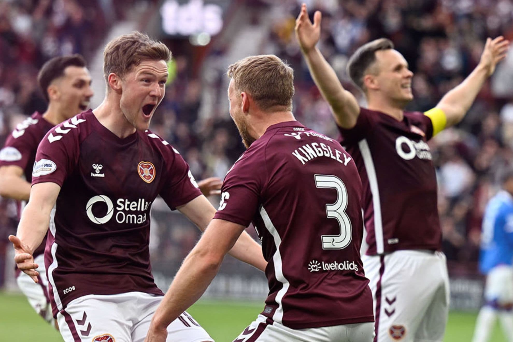 Los jugadores del Hearts celebran el gol de la victoria contra el Rangers