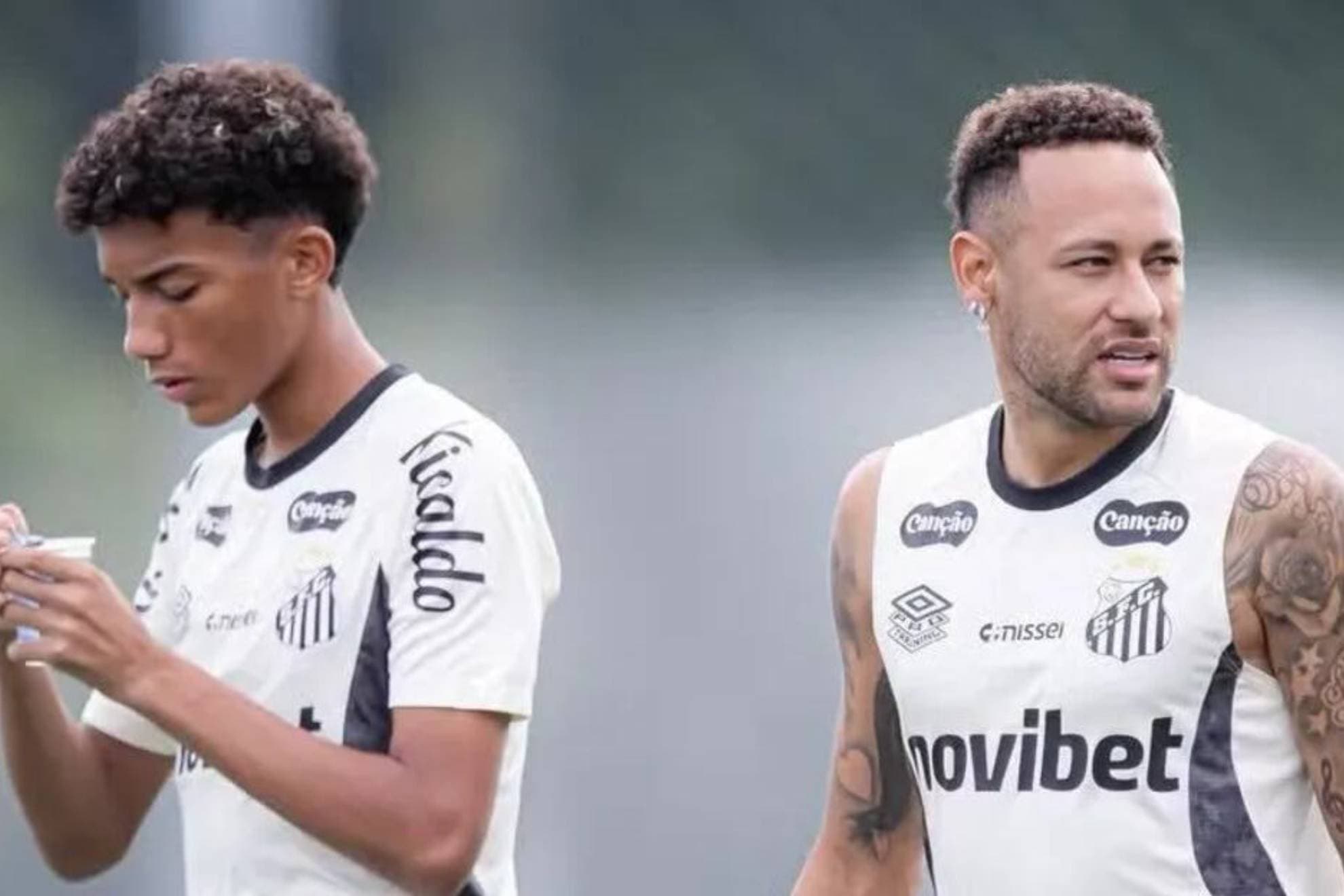 Robinho Jr. y Neymar, en un entrenamiento con Santos
