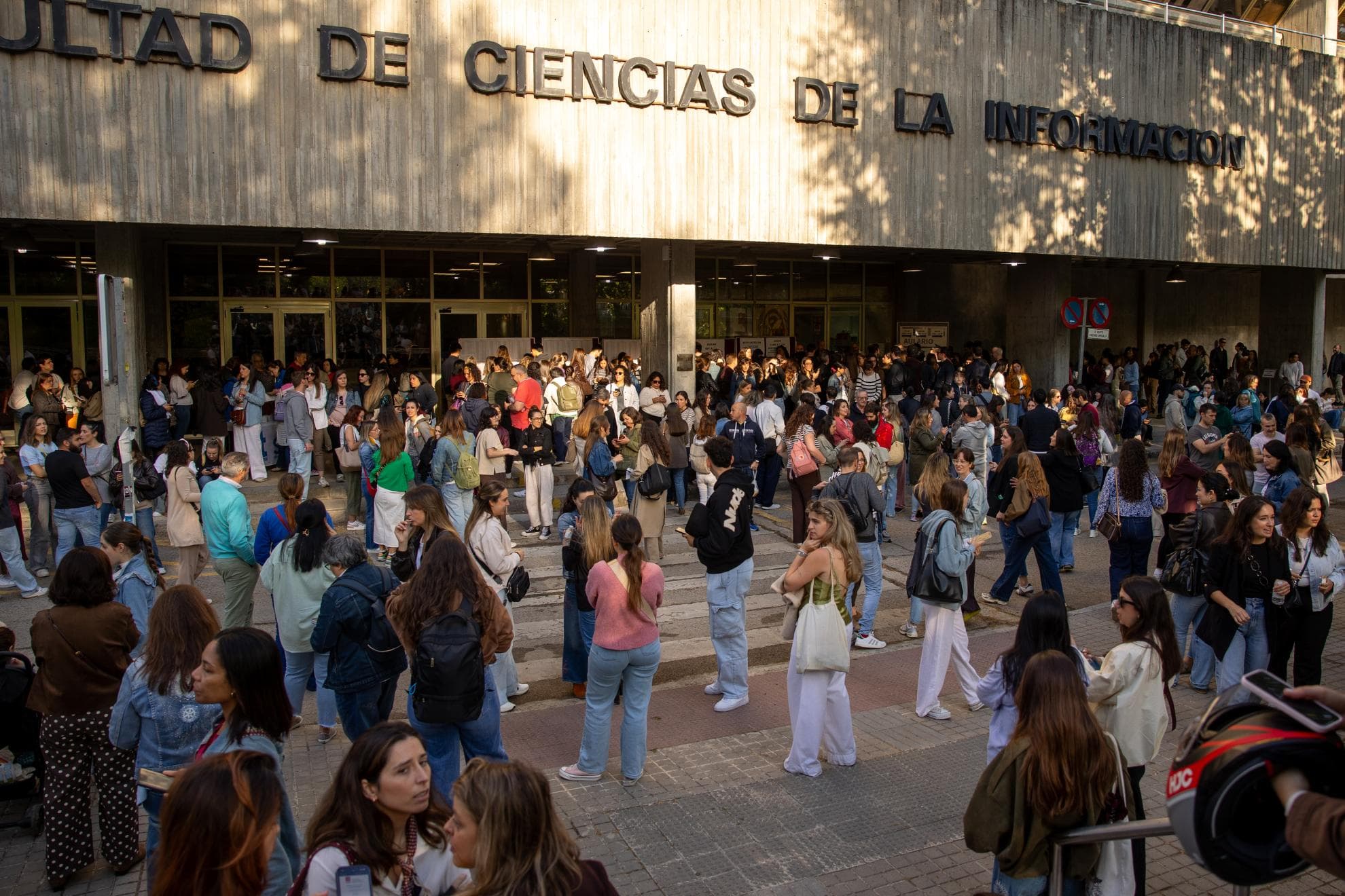 Opositores a las puertas de la facultad de Ciencias de la Información en el Campus de la Complutense en Madrid.