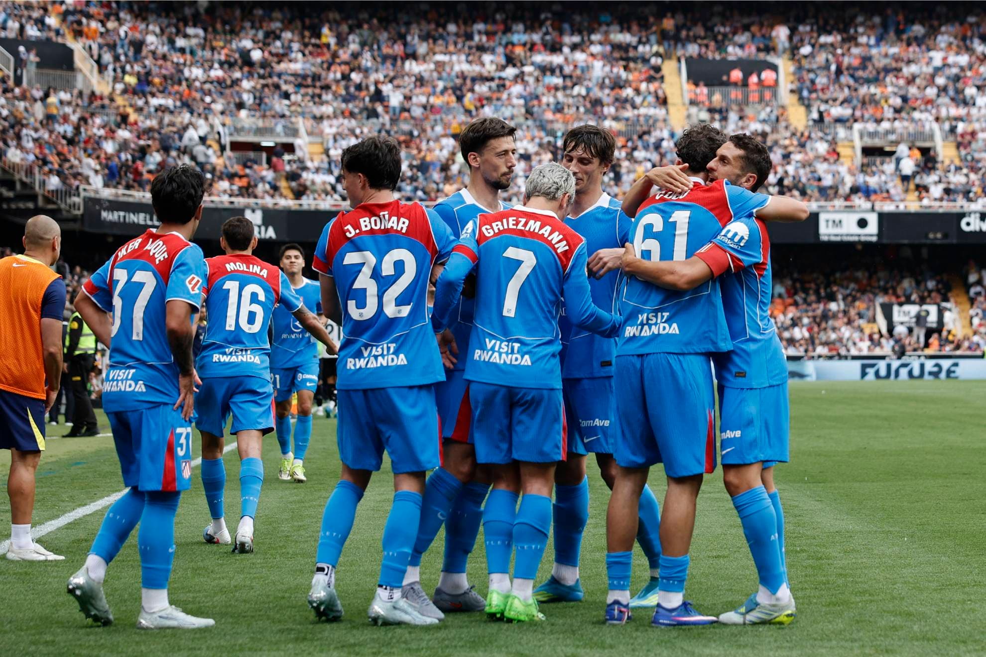 Griezmann celebra con sus compañeros el segundo tanto del Atlético en Mestalla.
