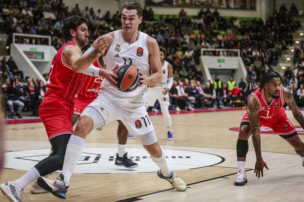 Hezonja defendido por Micic en el partido de temporada regular en Botevgrad.