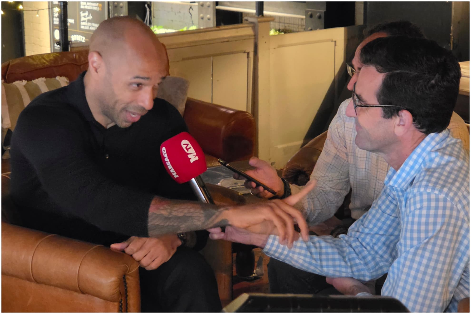 Thierry, con el redactor de MARCA en Londres.