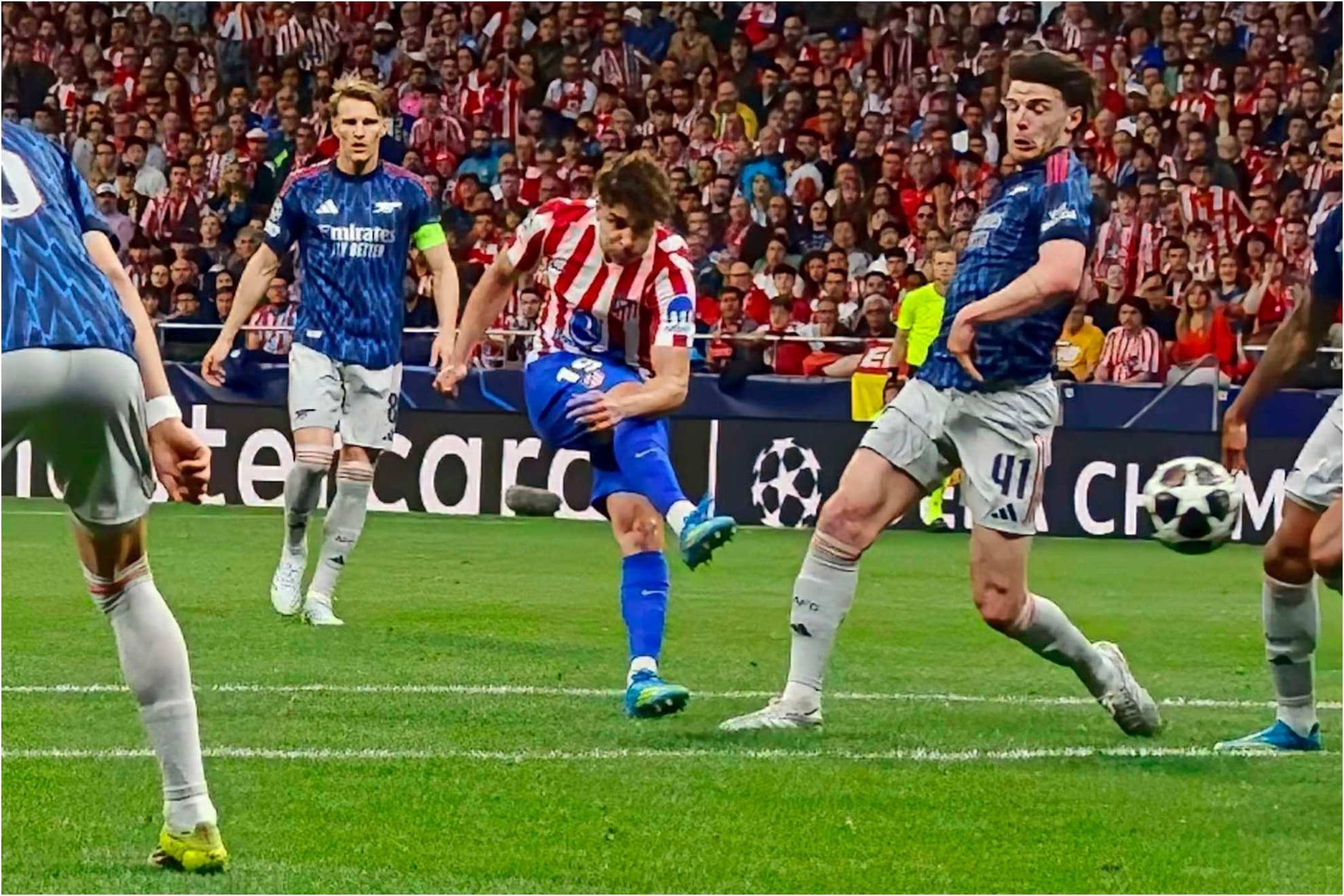 Julián dispara ante el Arsenal en el Metropolitano.