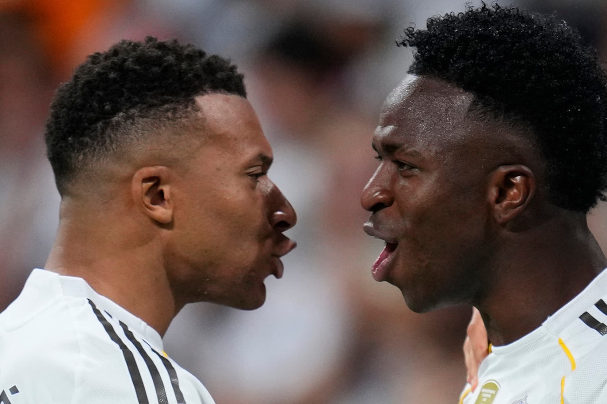Mbappé, con Vinicius en un partido con el Real Madrid.