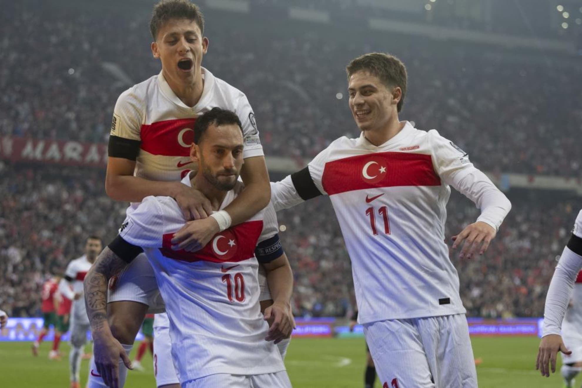 Kenan Yildiz celebra un gol junto a Hakan Çalhanoglu y Arda Güler.