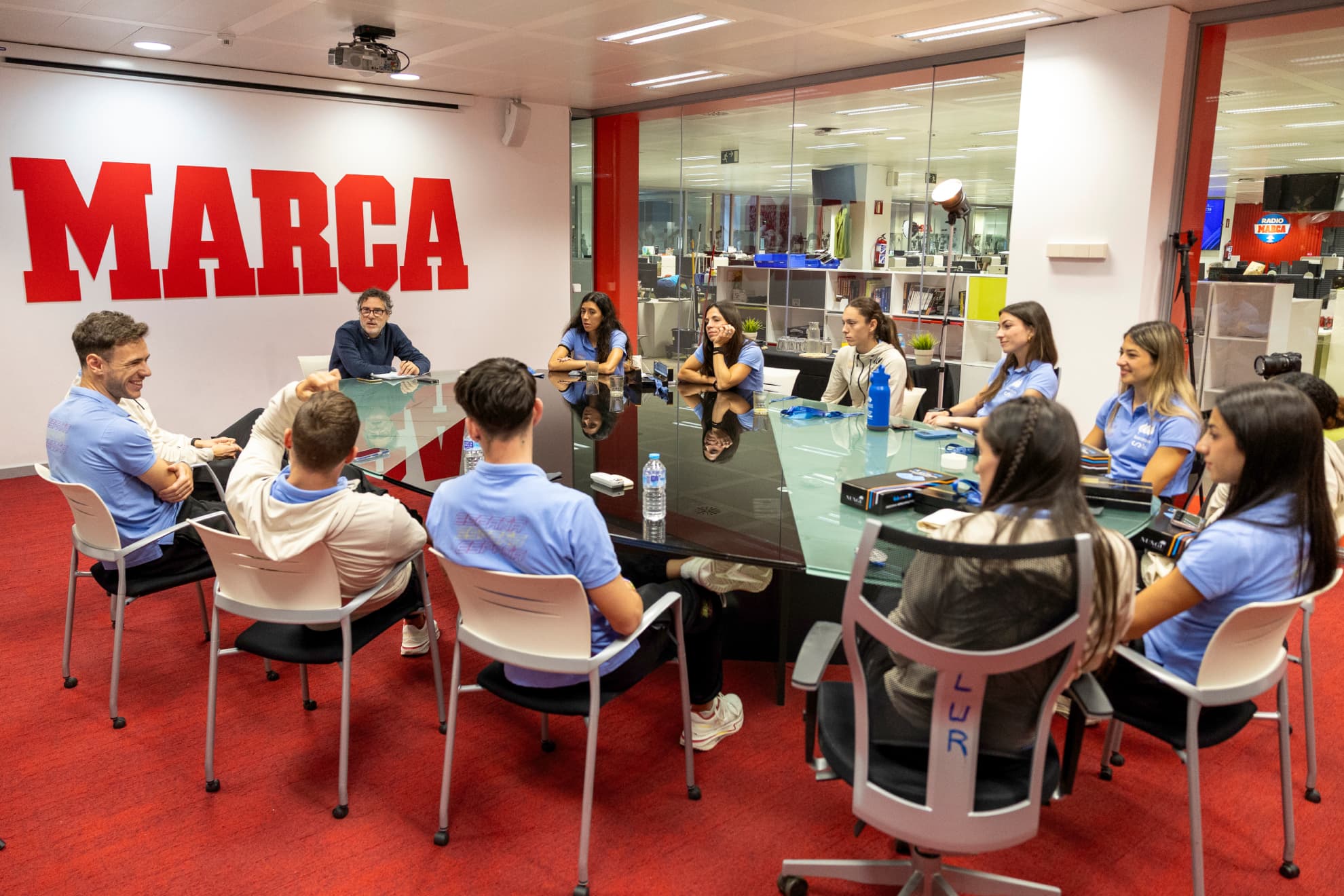 Los relevistas españoles durante la entrevista.