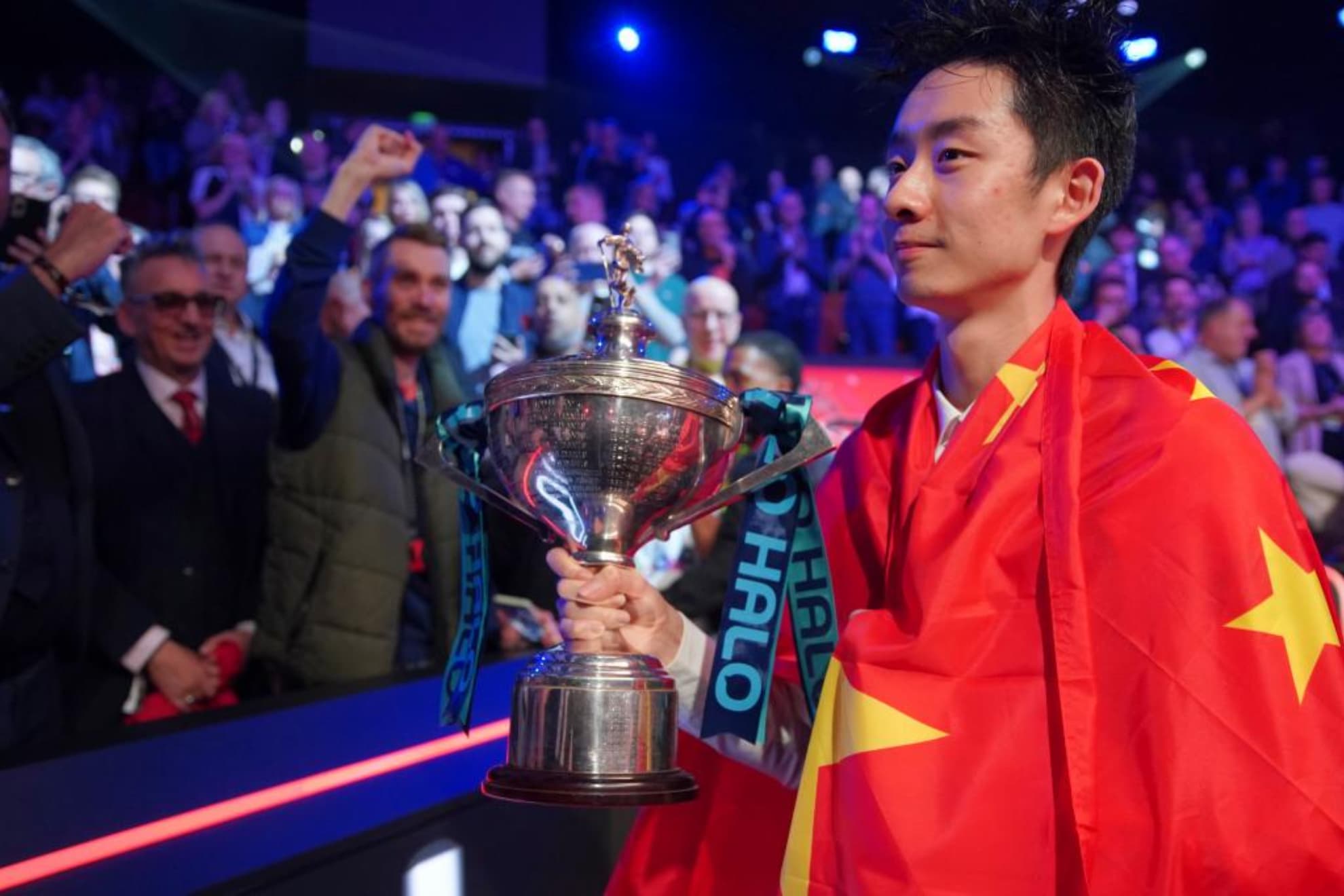 Wu Yize, con el trofeo de campeón del Mundial de snooker.