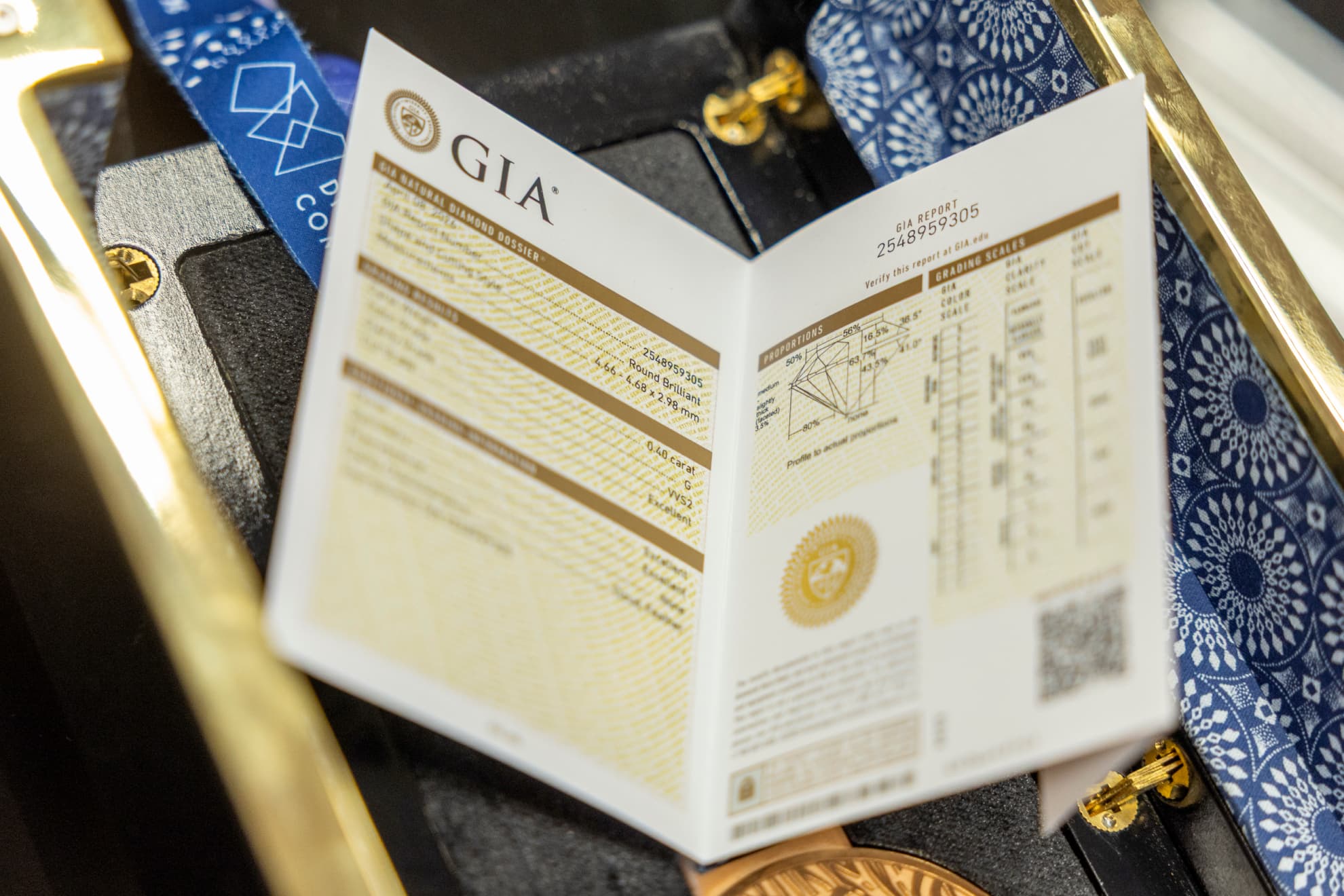 Certificado que garantiza la autenticidad del diamante y va en la caja que guarda cada medalla.