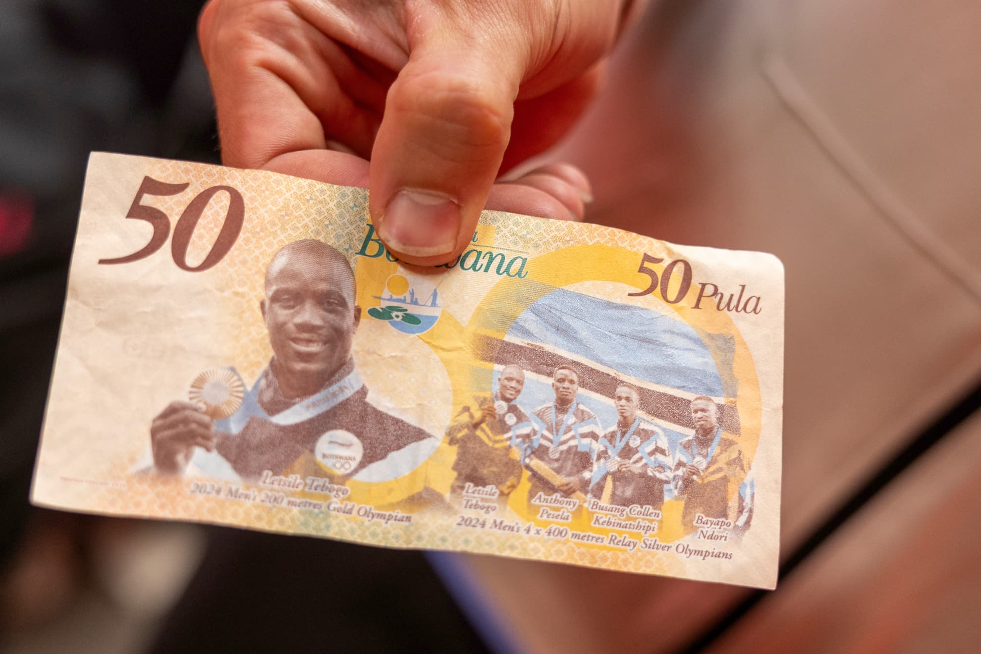 El billete de 50 pulas que honra a los medallistas olímpicos de Botsuana en París 2024.