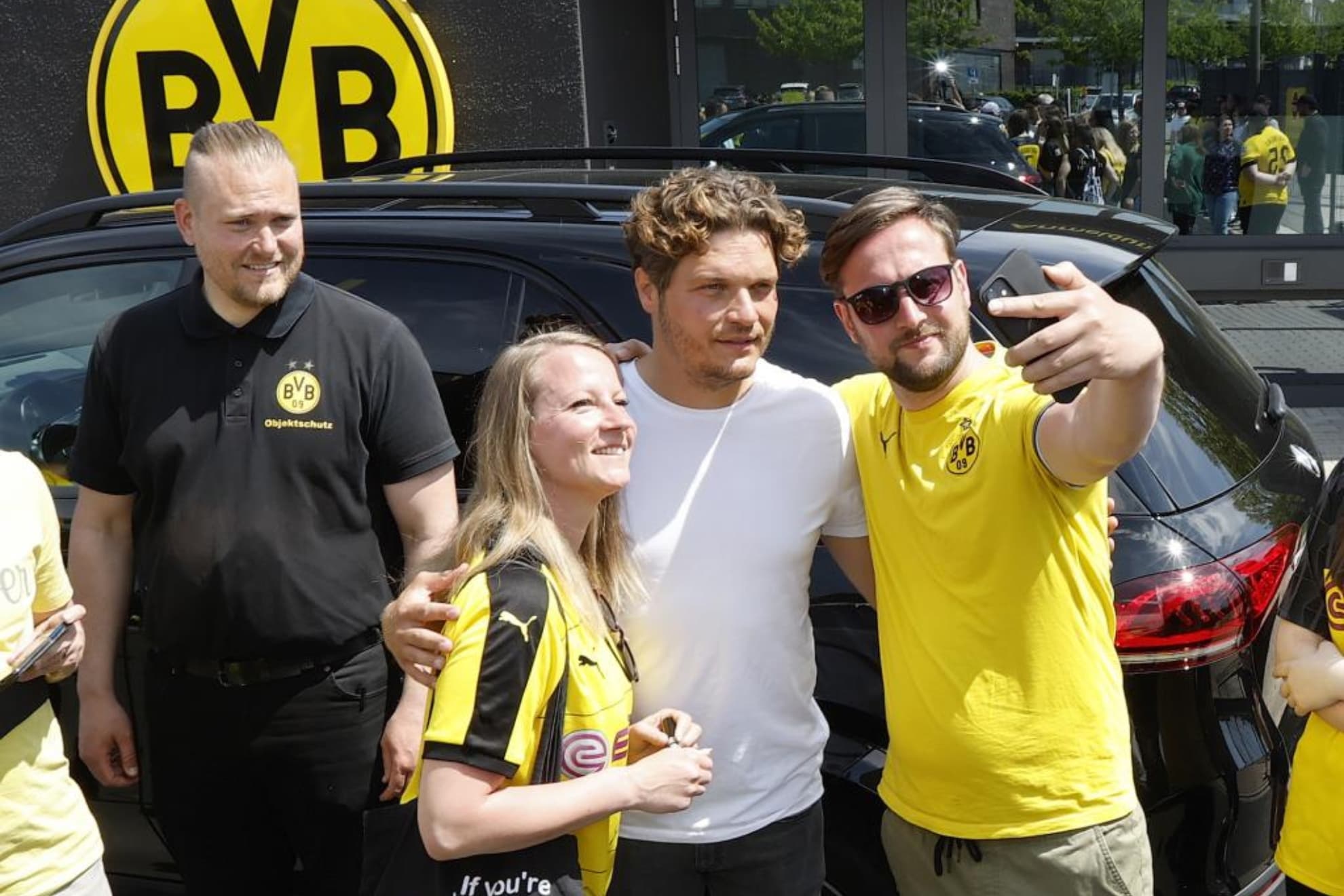 Edin Terzic se fotografía con aficionados del Borussia Dortmund.