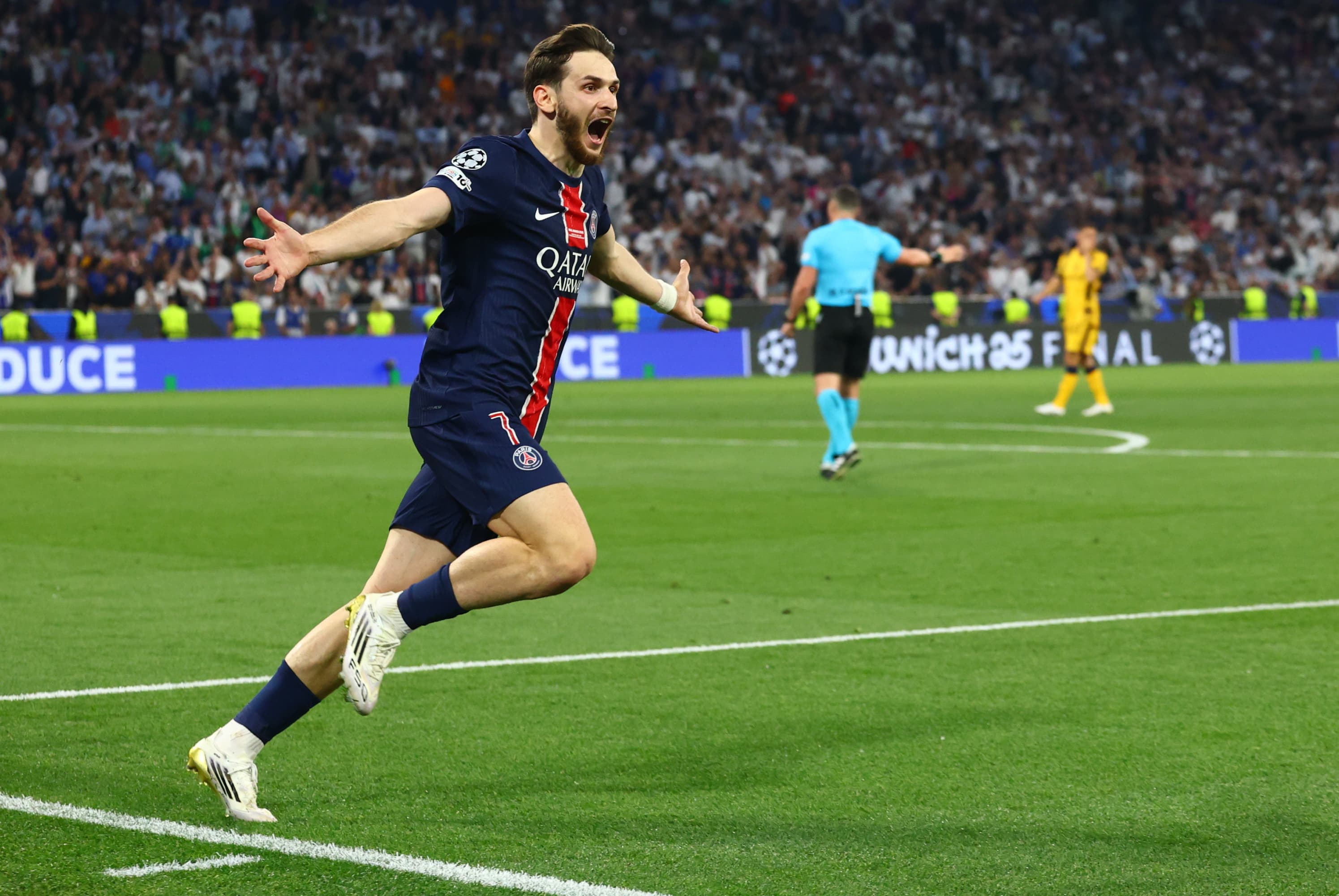 Khvicha Kvaratskhelia celebra su gol en la final de la Champions League.