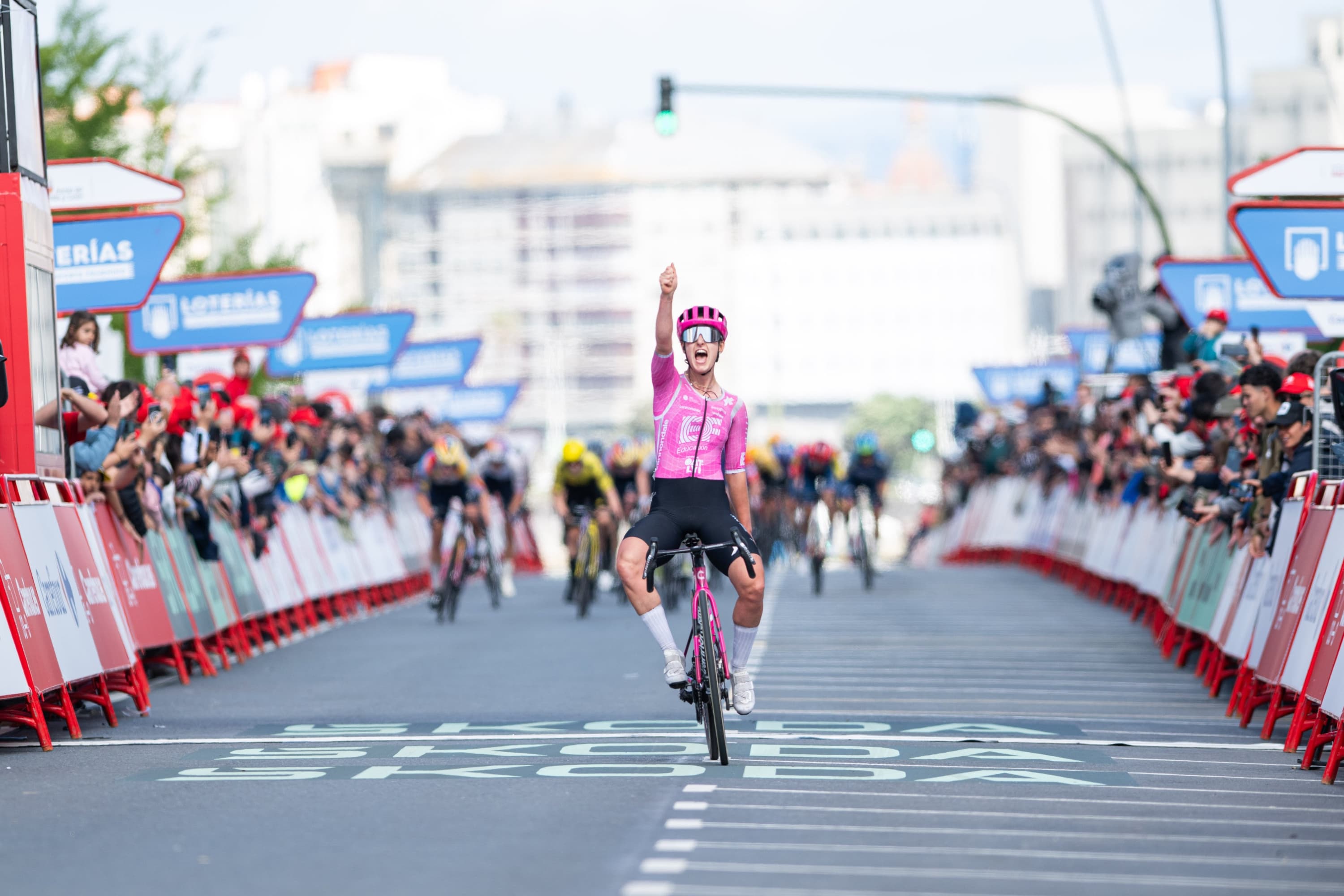 Cédrine Kerbaol (EF Education-Oatly) celebra en meta.