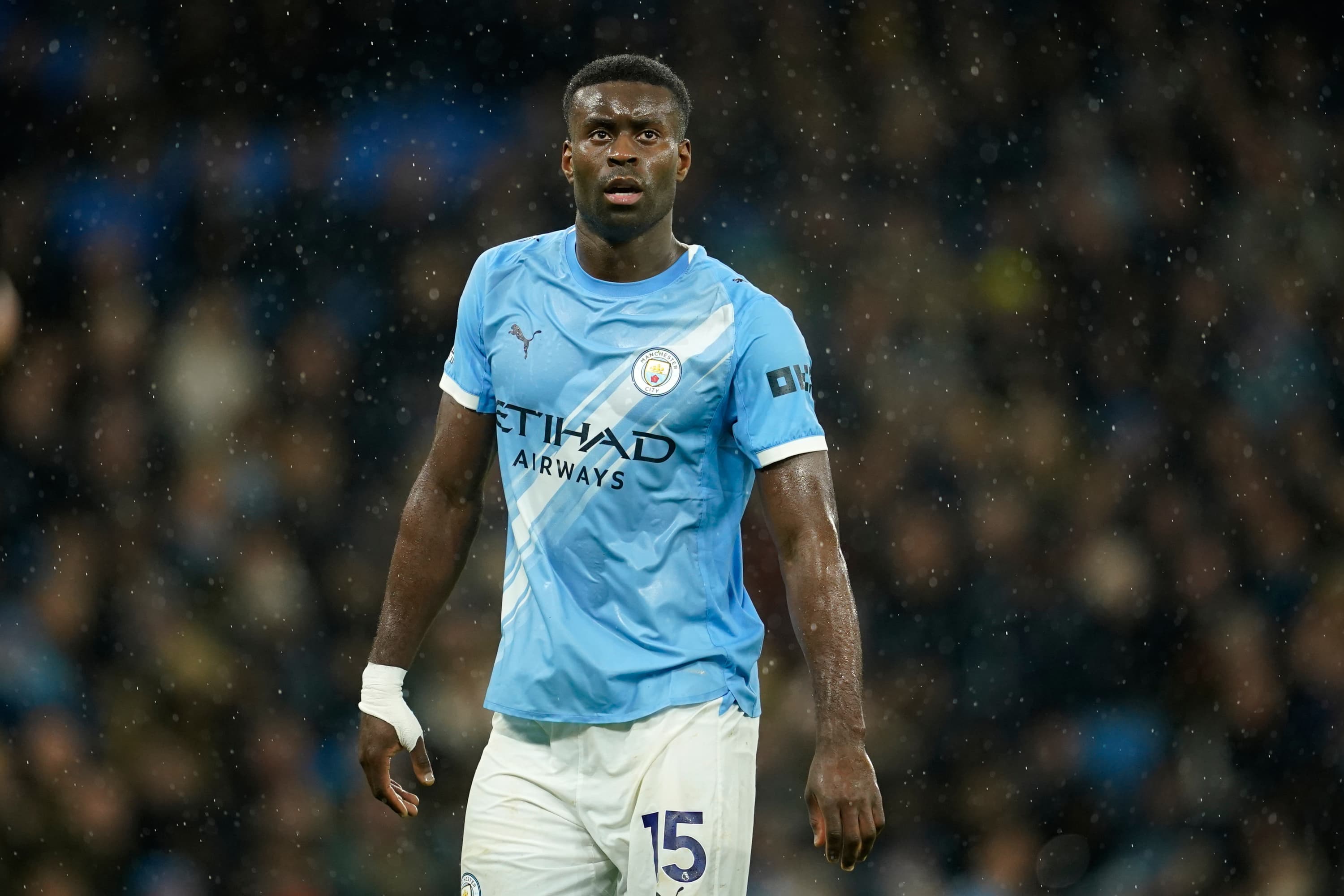 Marc Guéhi en un partido con el Manchester City.