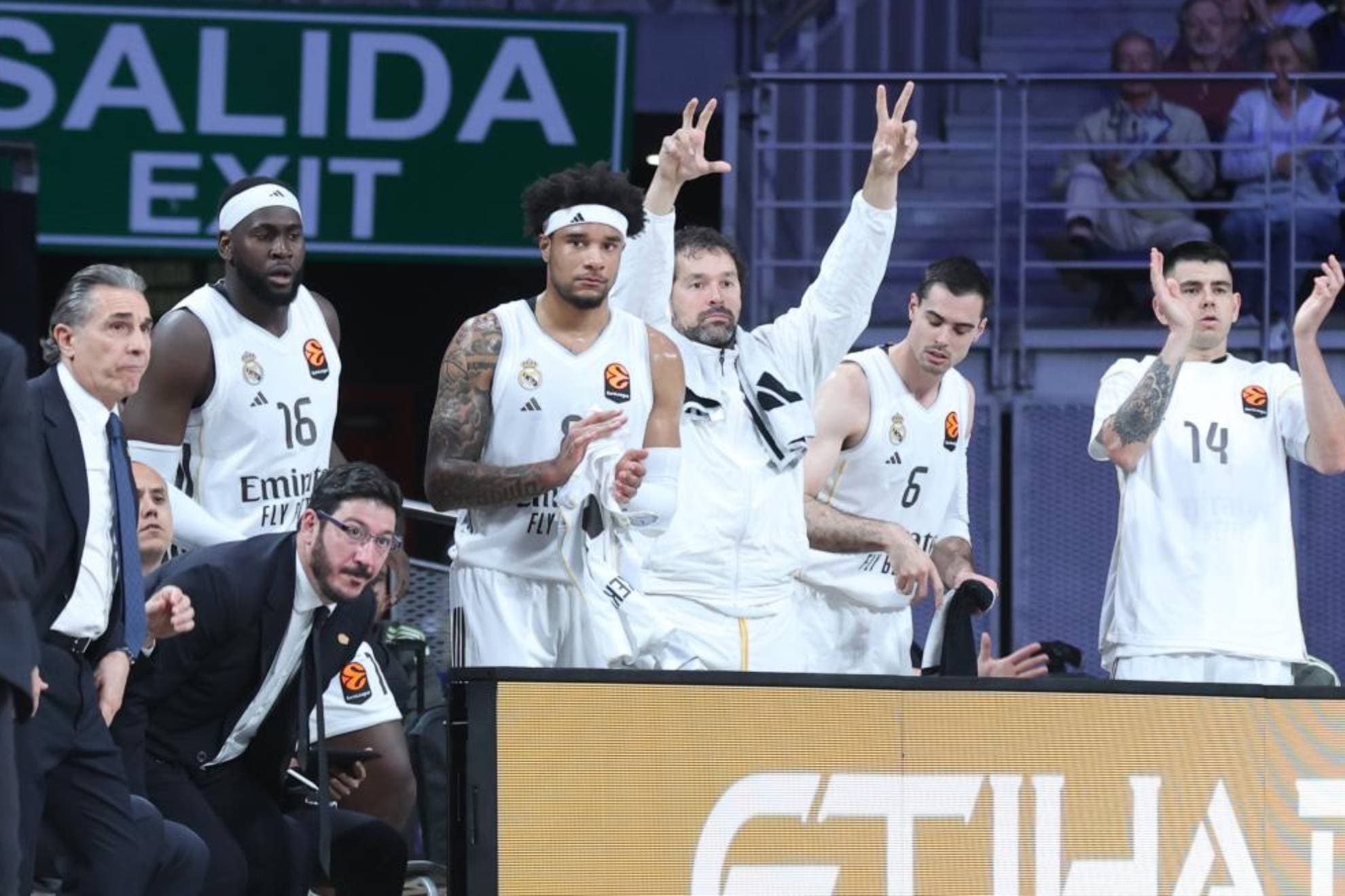 El banquillo del Real Madrid celebra un triple durante la serie ante el Hapoel.