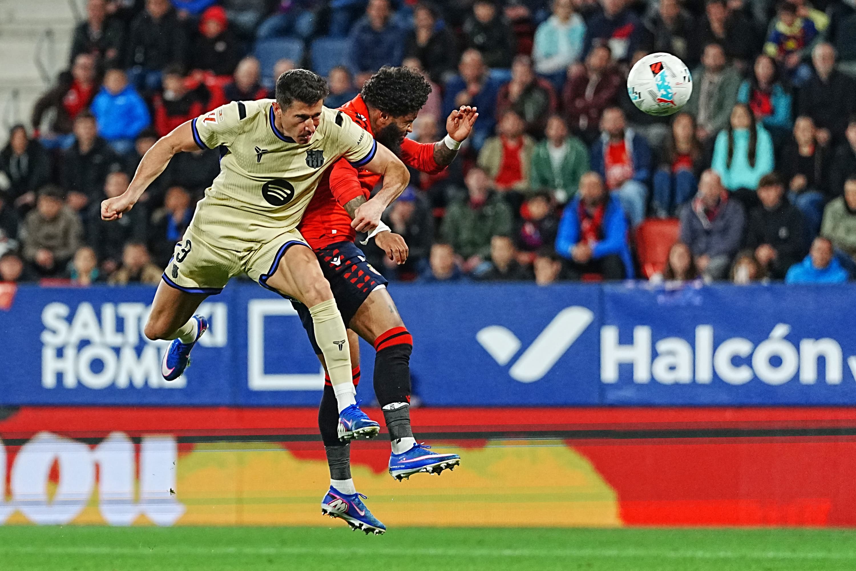 Lewandowski cabeceando en El Sadar.
