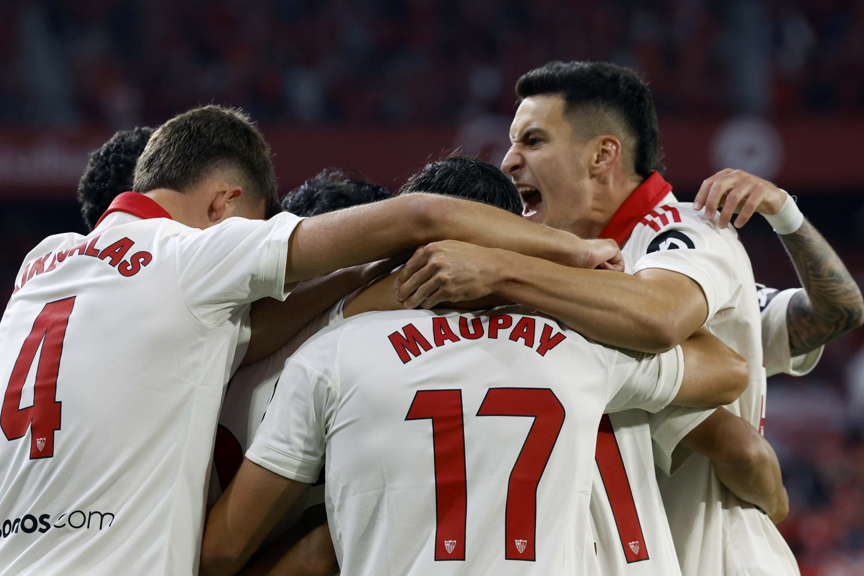Los jugadores del Sevilla celebran el primer gol del equipo.