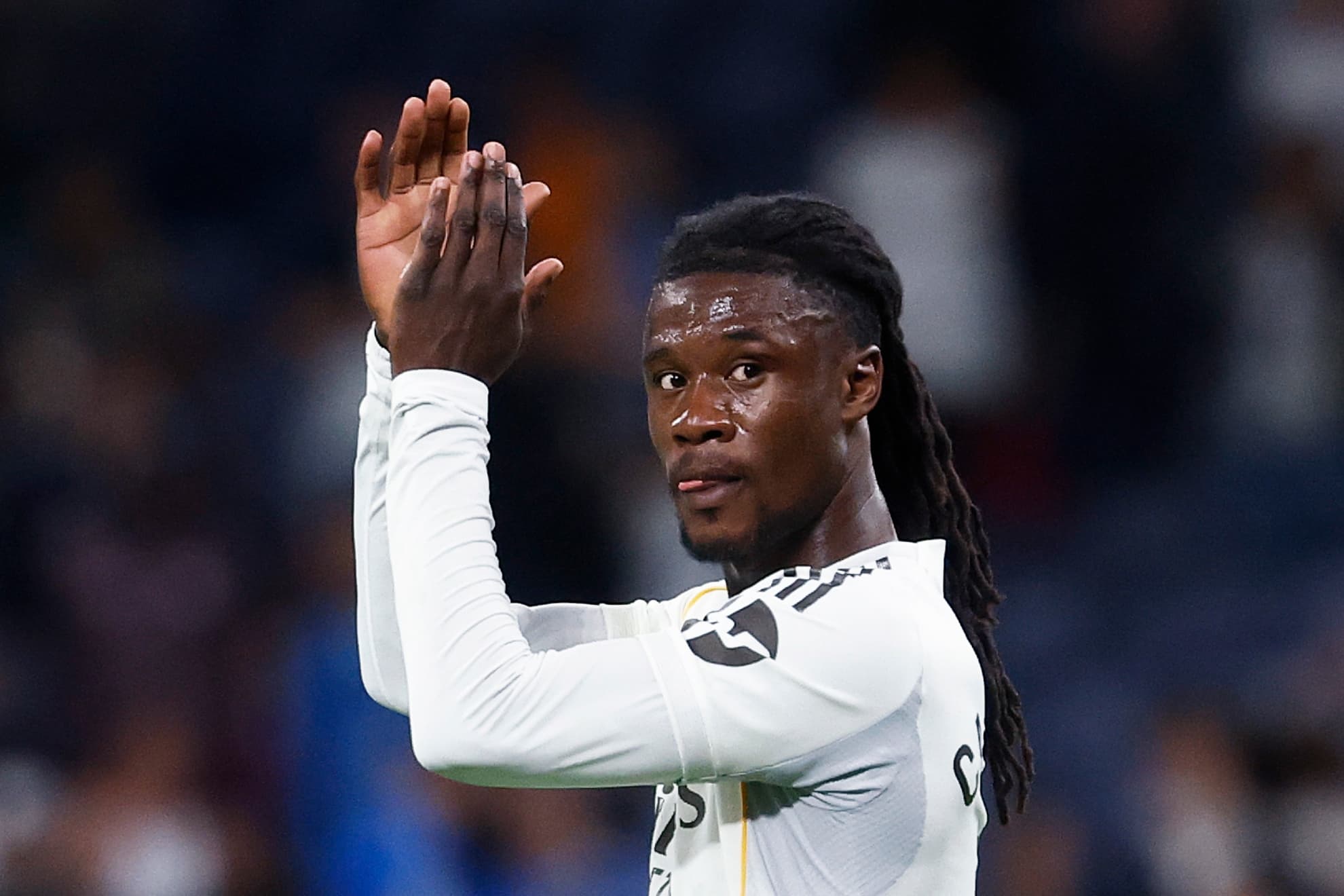 Camavinga, aplaudiendo al final de un partido del Real Madrid.