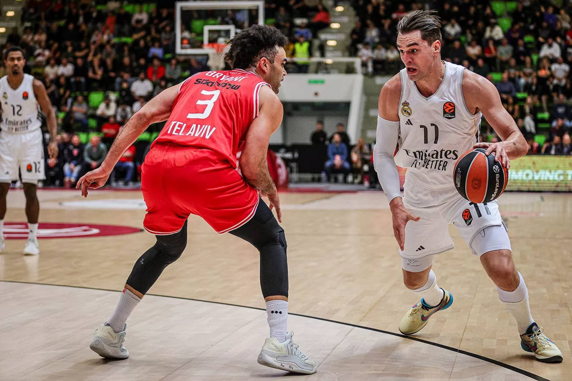 Mario Hezonja encara a Elijah Bryant.