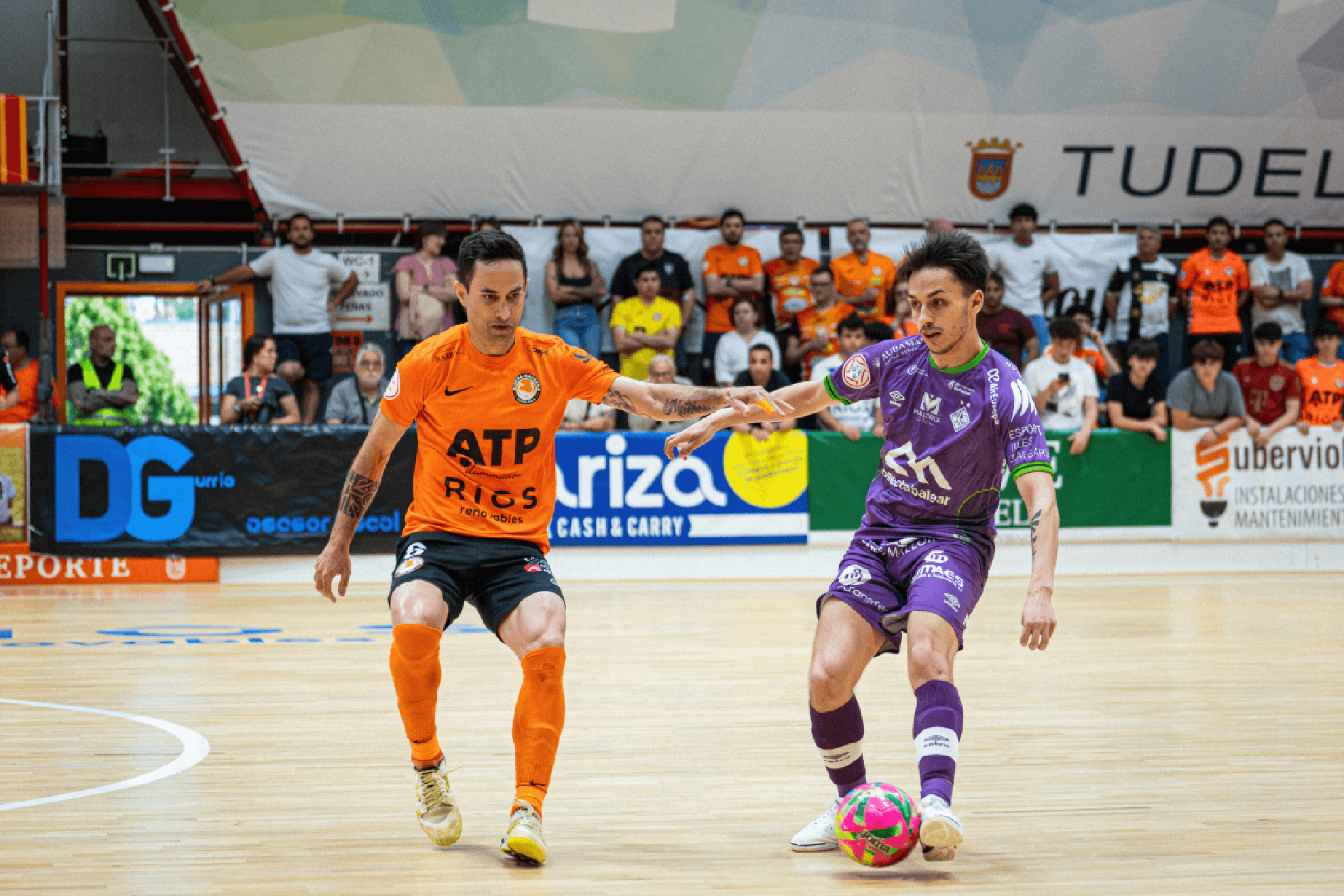 David Peña disputa el balón ante el Tudelano Ribera Navarra
