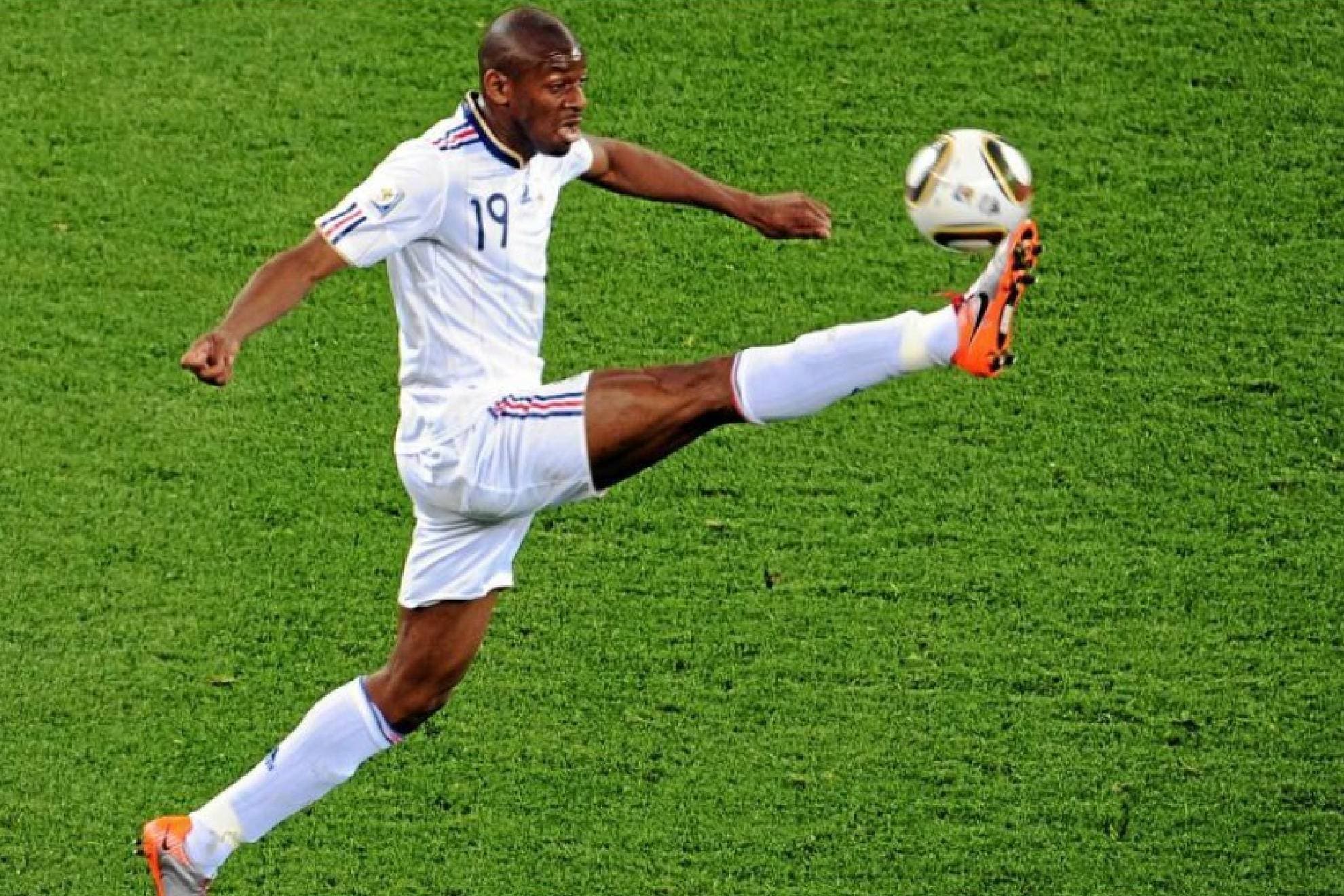 Abou Diaby controla un balón con Francia