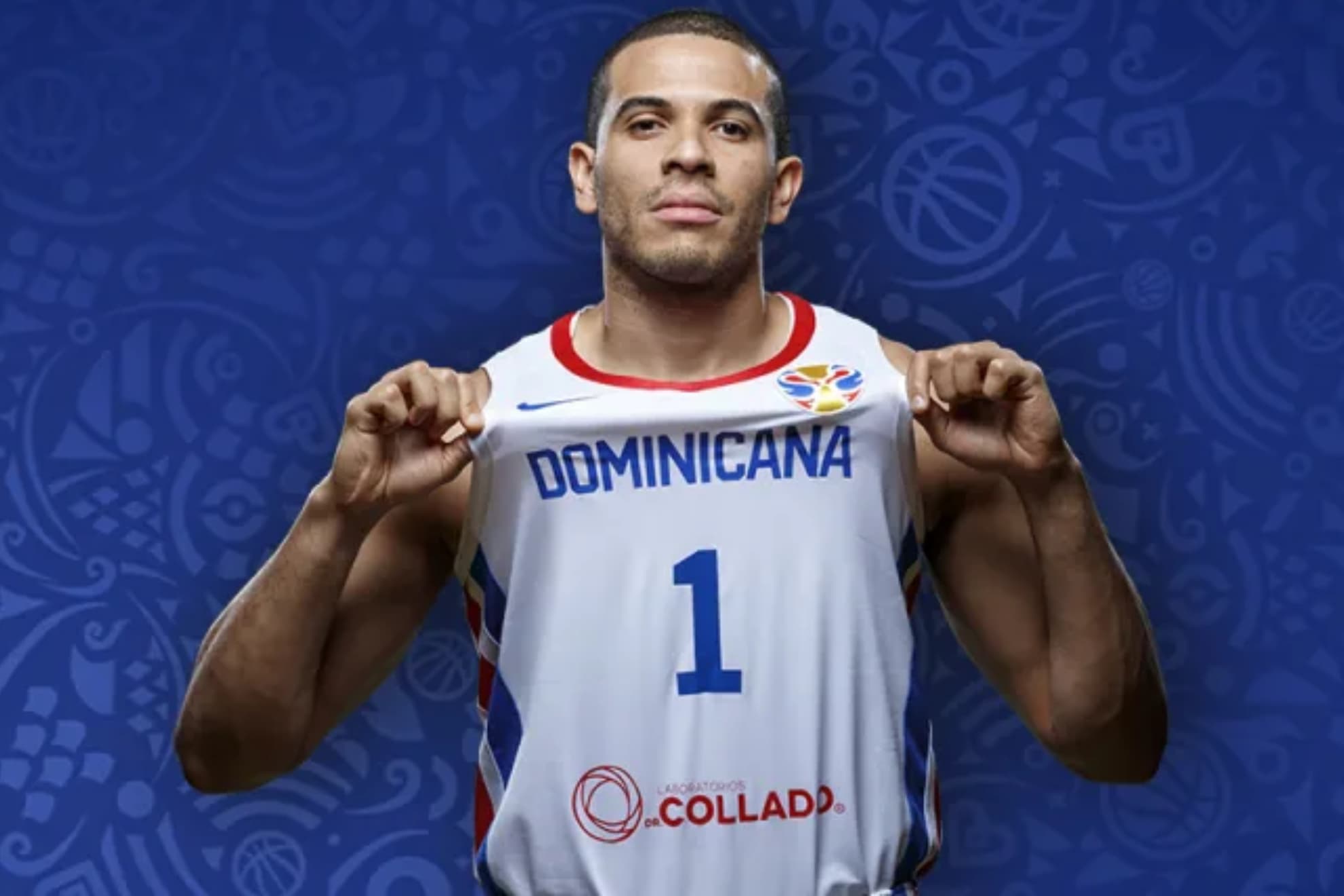 Dagoberto Peña posando con la camiseta de la selección de la República Dominicana.