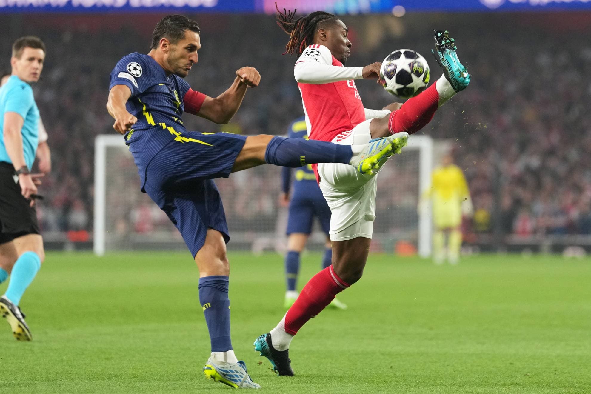 Koke despeja un balón en presencia de Eberechi Eze.