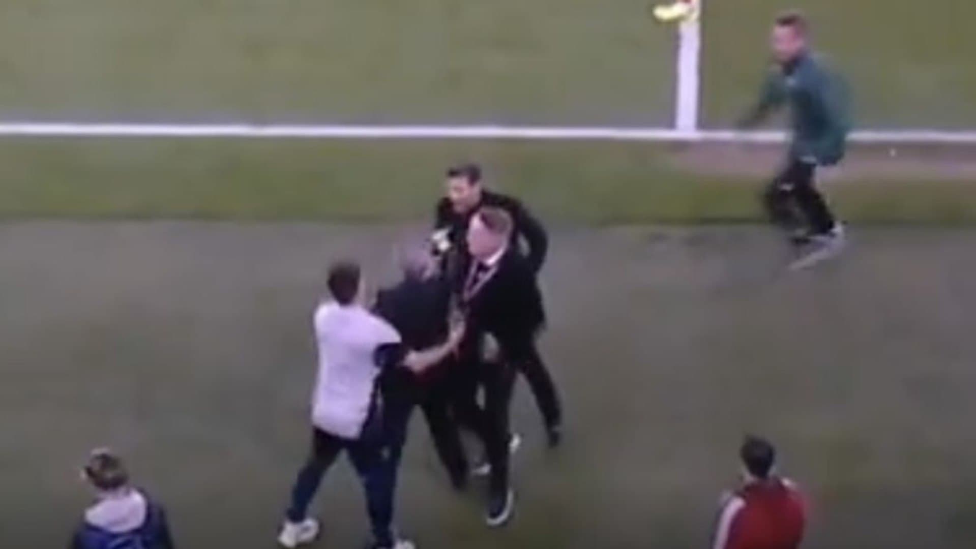 El entrenador del Atlético se 'enfrentó' al que fue su director deportivo que salió al césped a aplaudir y pedir el final del partido