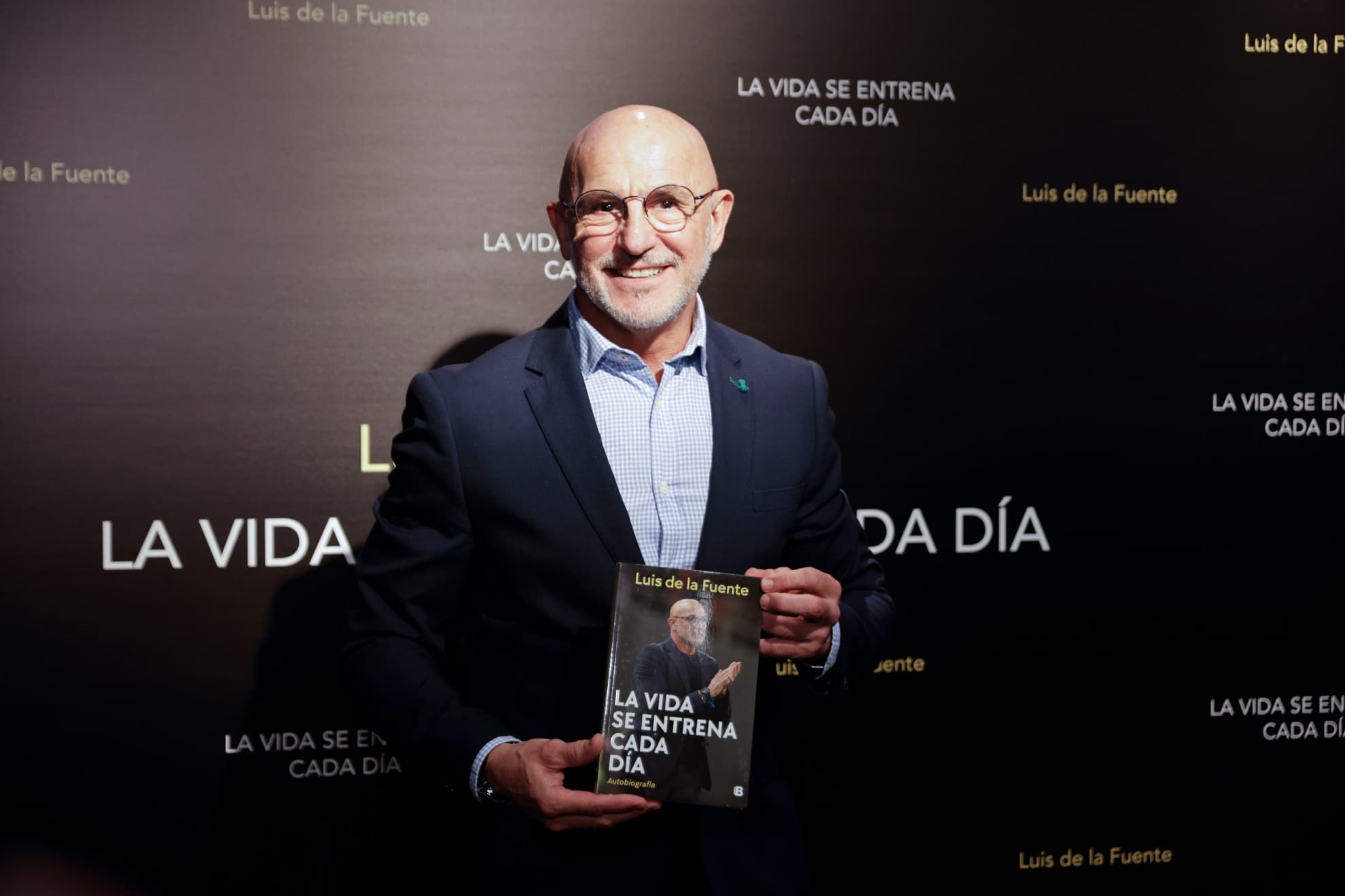 Luis de la Fuente presentando su libro ante los medios.