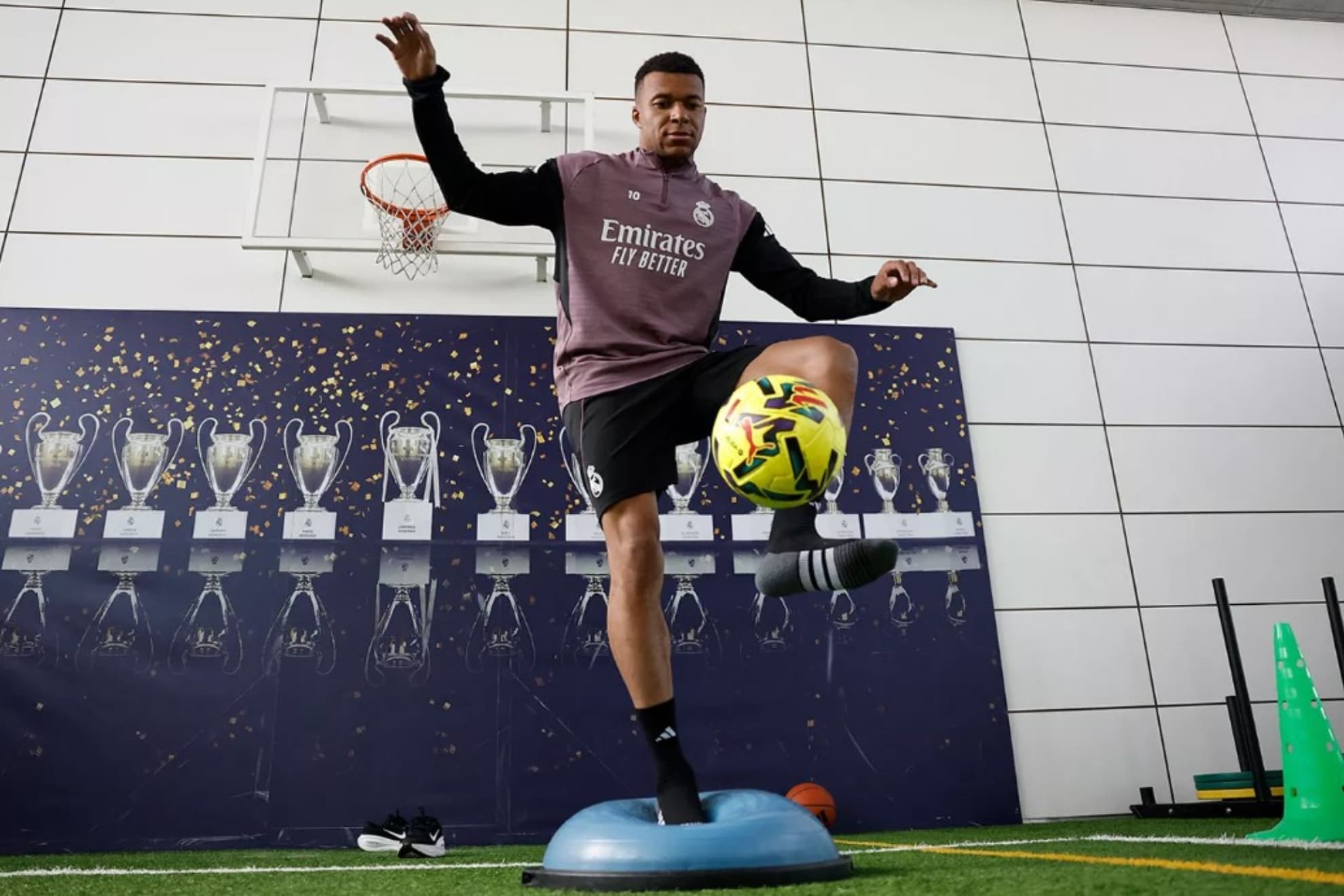 Mbappé, ejercitándose hoy en el interior de las instalaciones en Valdebebas.