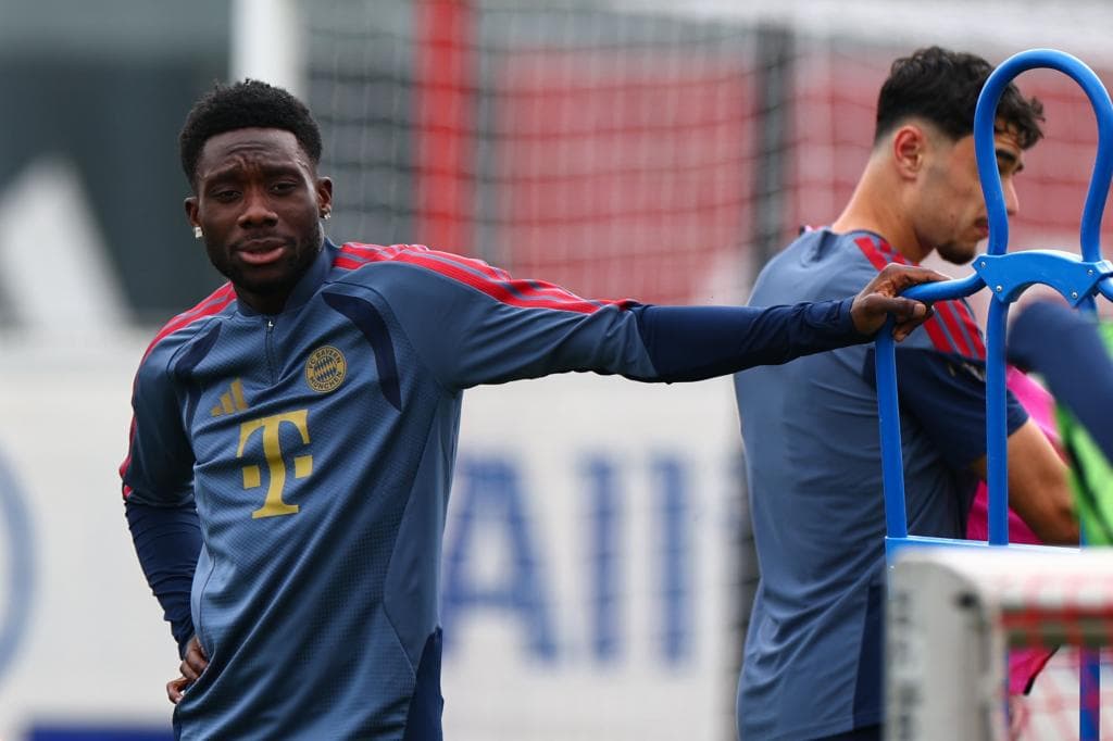 Alphonso Davies luce esparadrapo en una oreja y un pendiente en la otra.