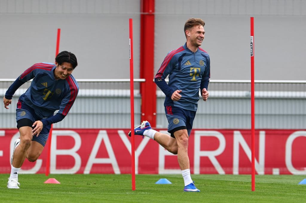 Hiroki Ito y Joshua Kimmich, con pendientes en las orejas.