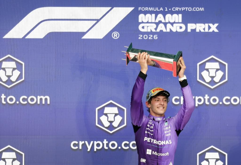 Antonelli levanta el trofeo como ganador del GP de Miami 2026.