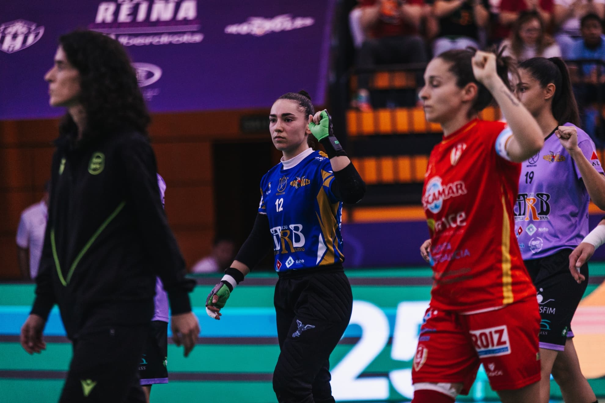 Las jugadoras de Móstoles protestando.