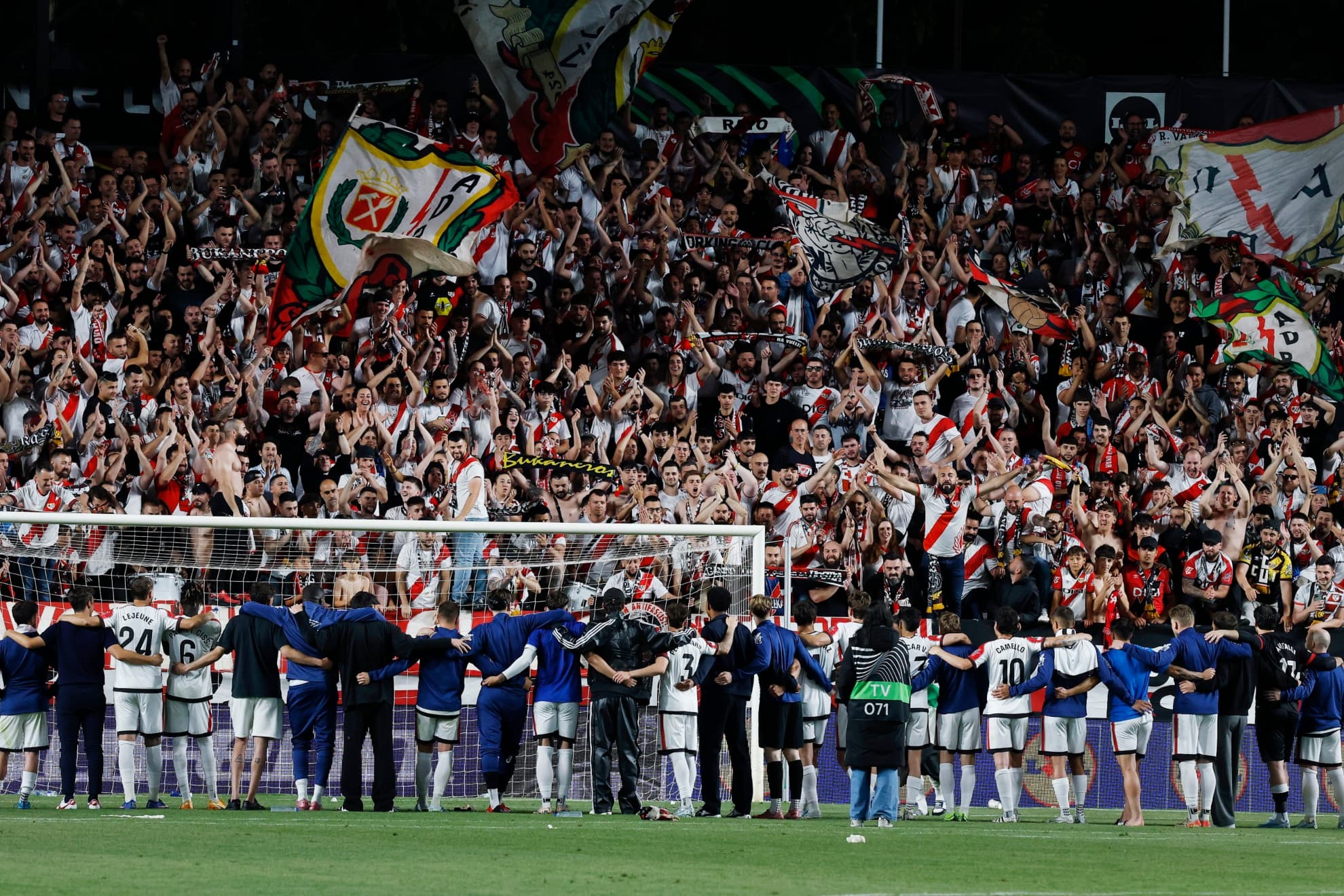 Los jugadores del Rayo, frente a su afición en el partido de ida de la Conference.