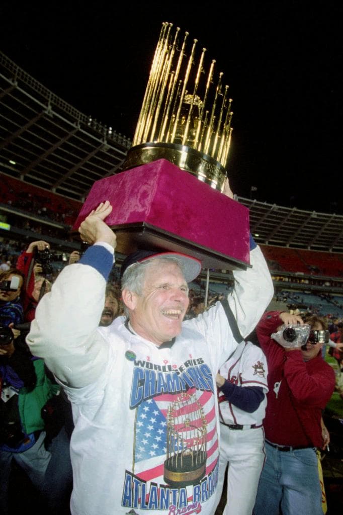 Ted Turner levanta el trofeo de las World Series de los Atlanta Braves en 1995.