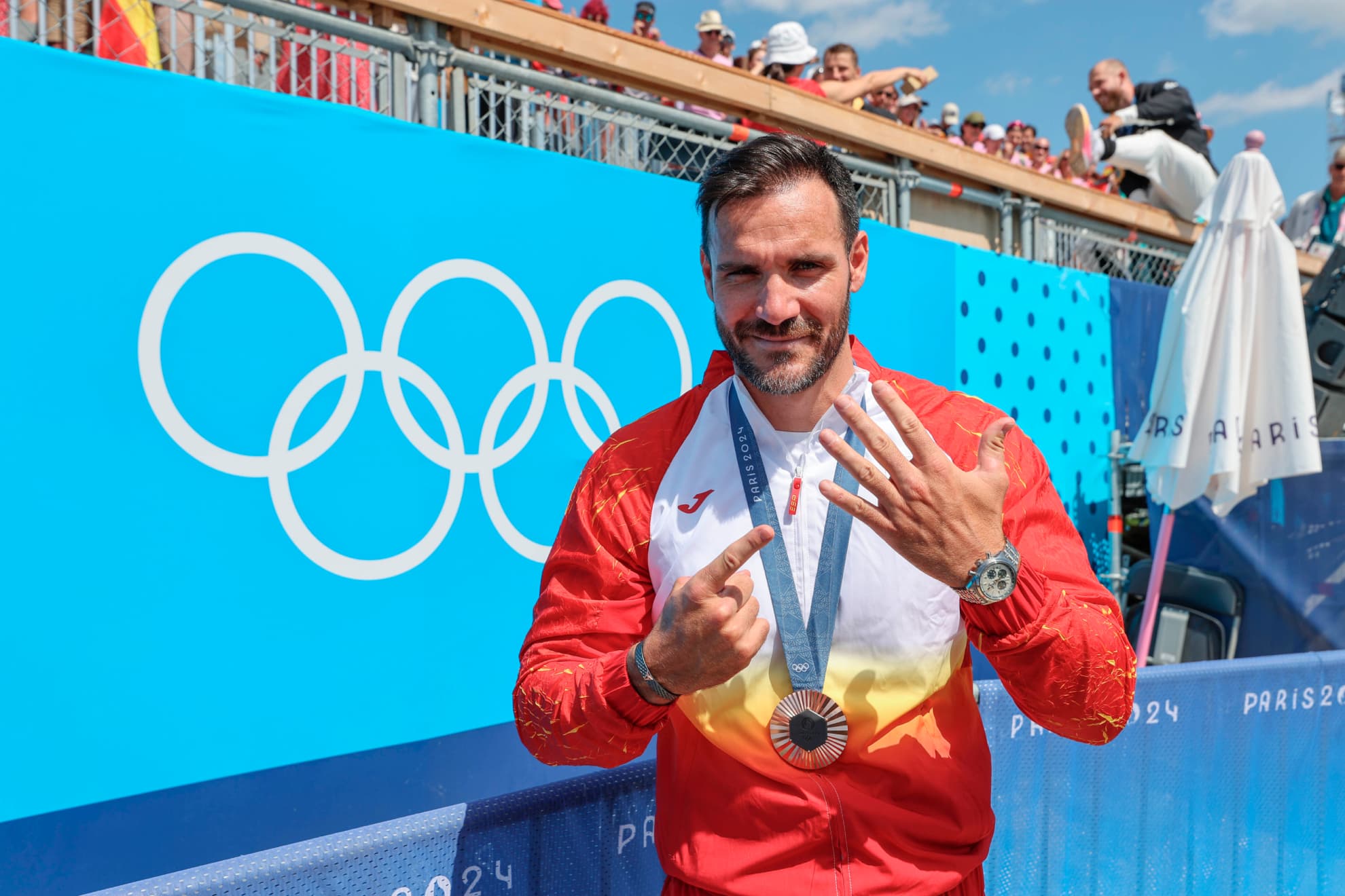 Saúl Craviotto con el bronce ganado en París 2024 como integrante del K4 500, su sexta medalla olímpica.
