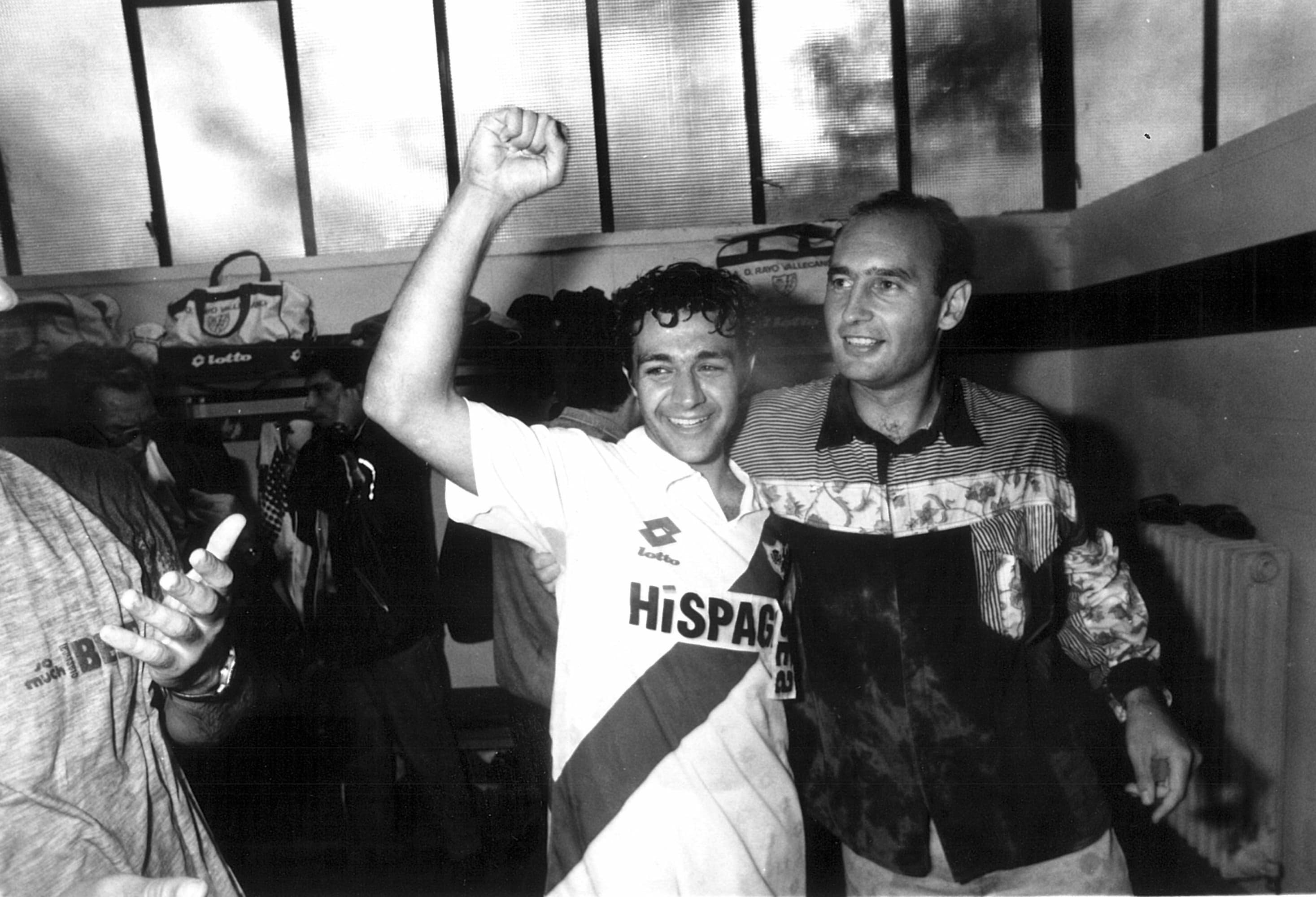 Pedro Riesco celebrando el ascenso del Rayo en el 92.