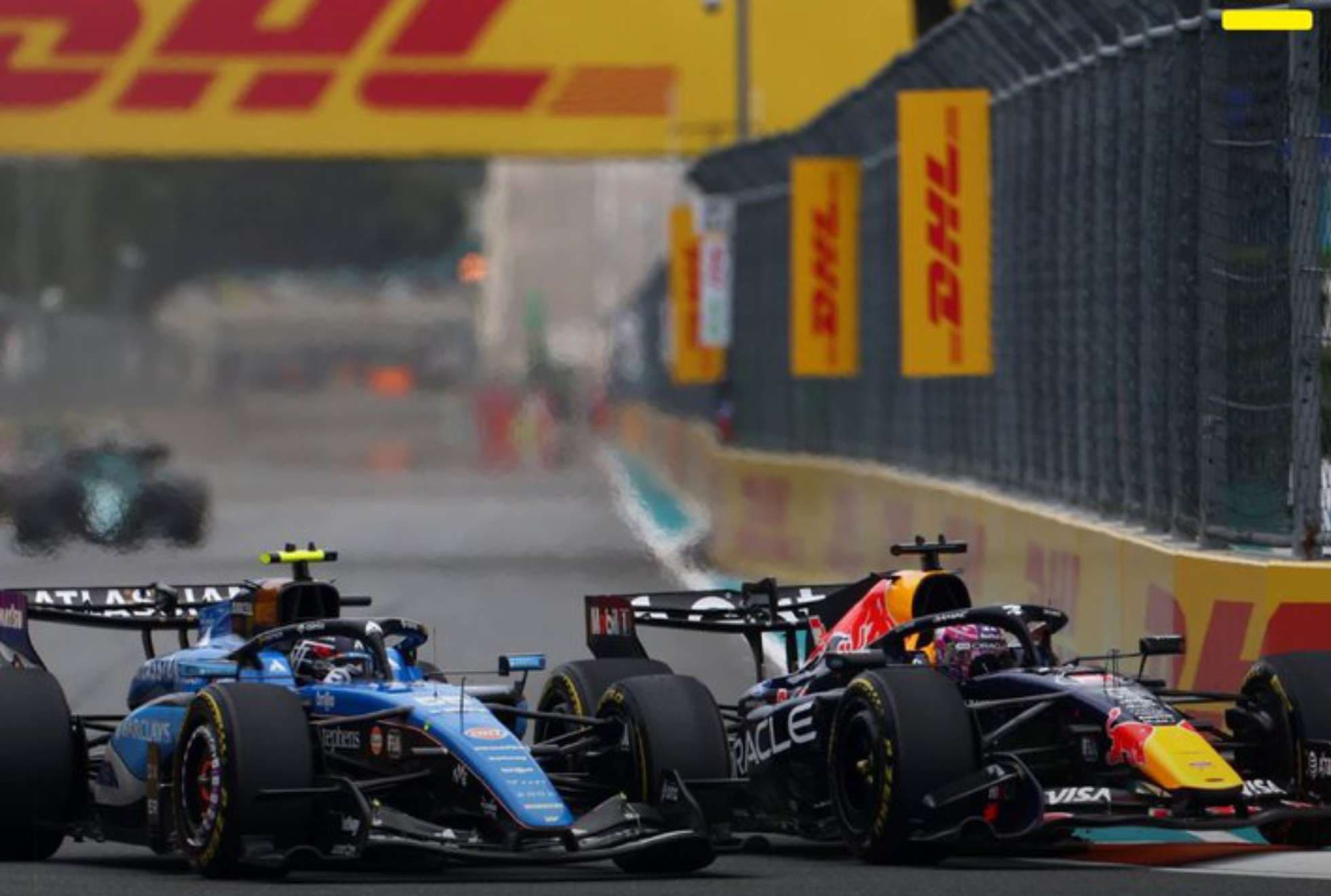 Verstappen, pasando a Sainz en la vuelta 2 de Miami.