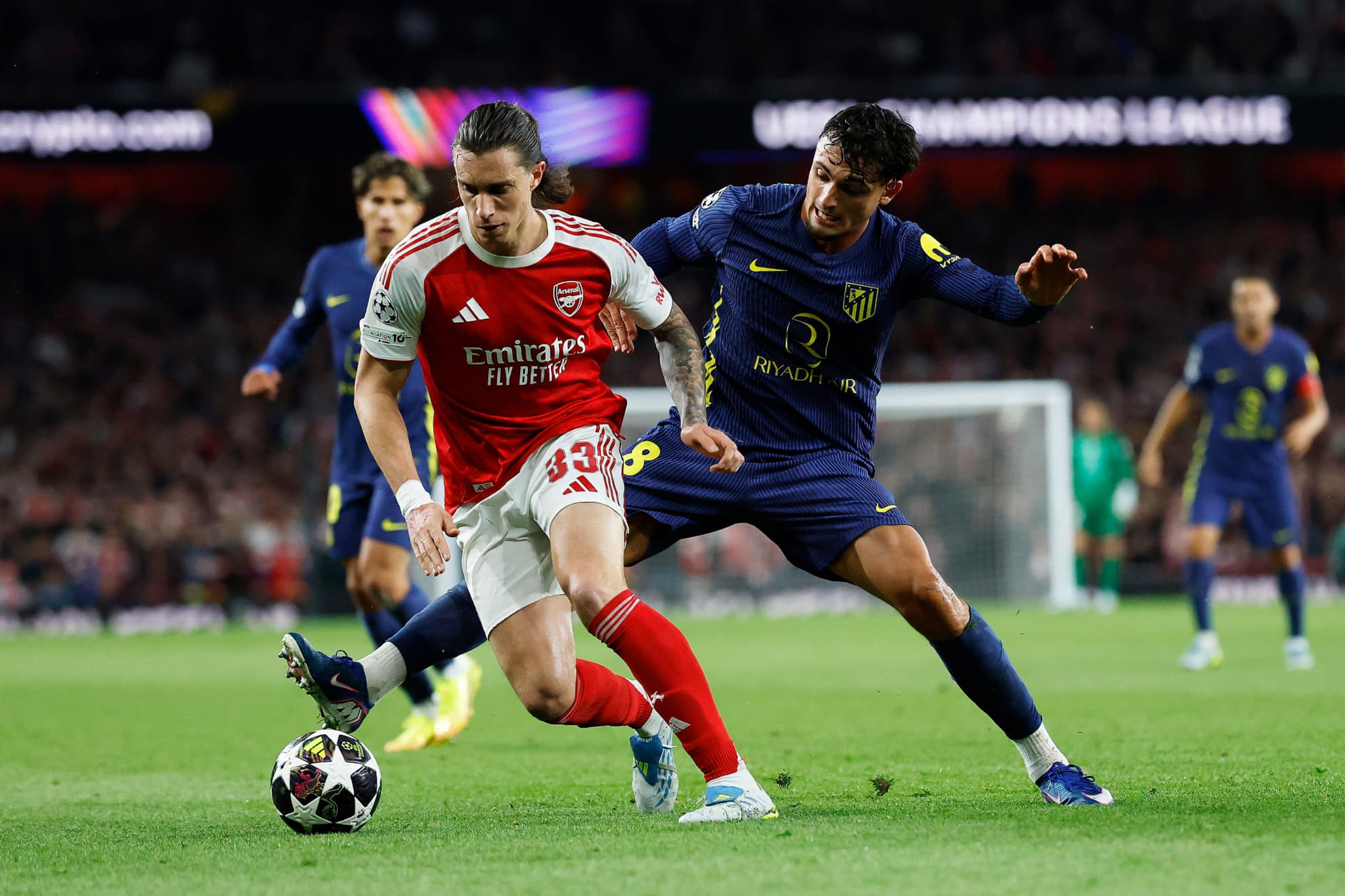 Pubill arrebata la pelota a Riccardo Calafiori en una de las muchas buenas acciones defensivas que realizó ante el Arsenal.