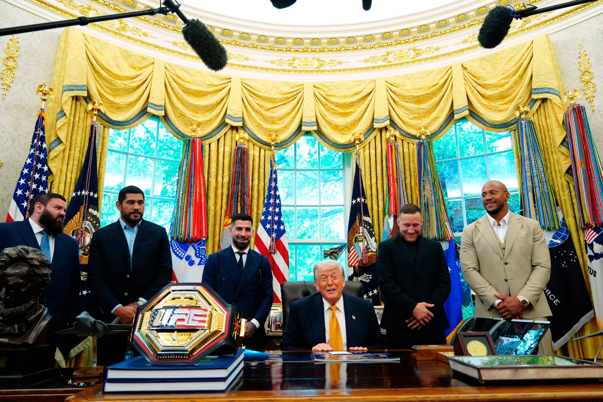 Donald Trump recibe a Ilia Topuria en la Casa Blanca.