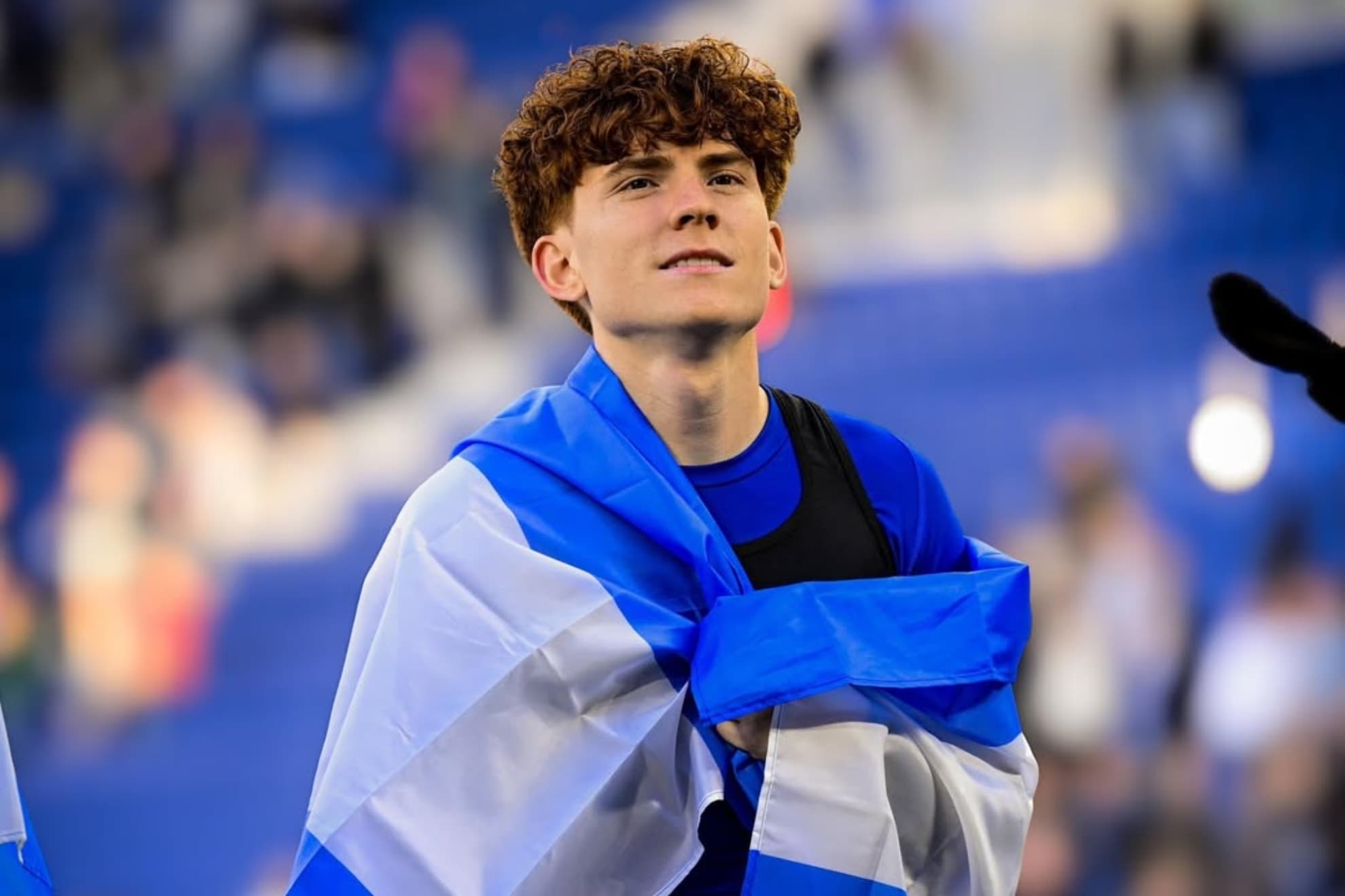 Valentín Barco posa con al bandera de Argentina.