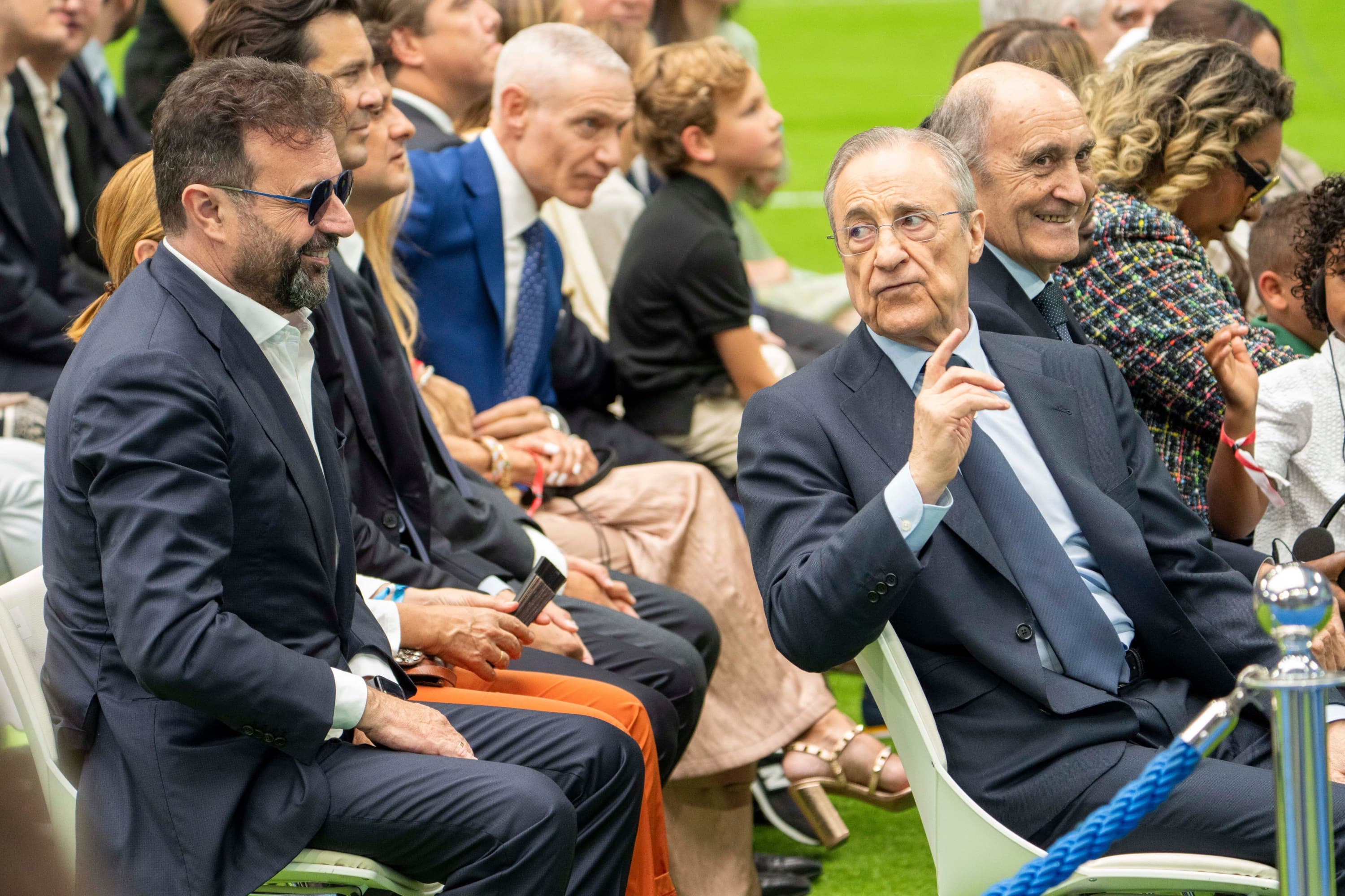 José Ángel Sánchez y Florentino Pérez, durante un acto en el Bernabéu
